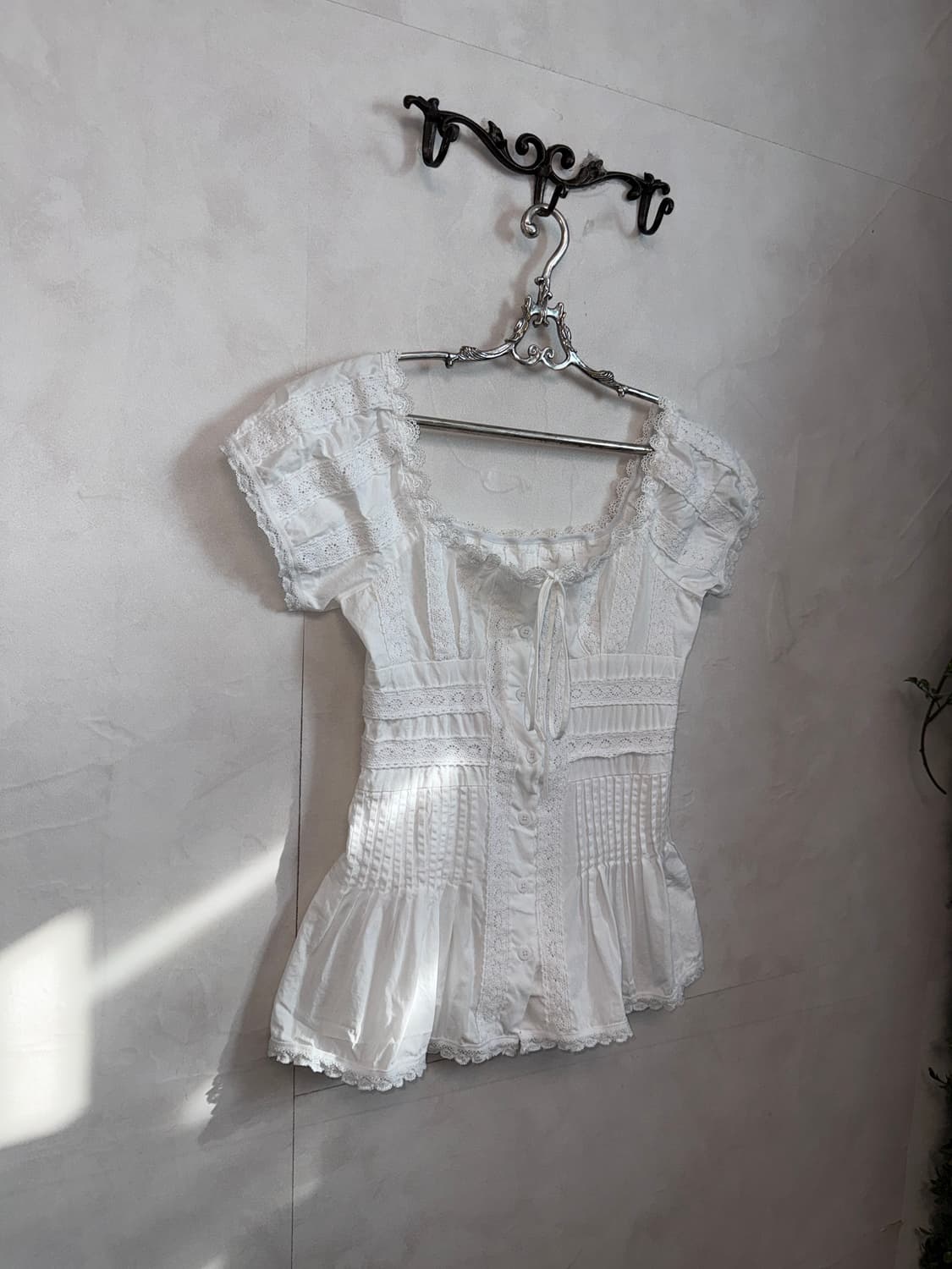 White pleats lace button off shoulder bl 상품이미지2