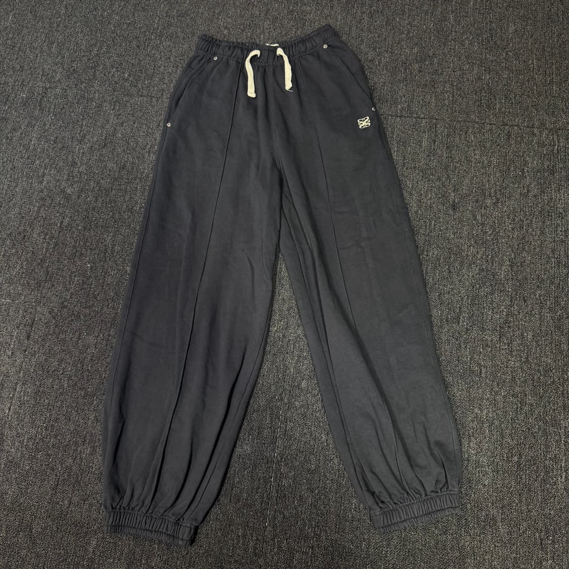 SATUR 가죽패치 조거팬츠 상품이미지1