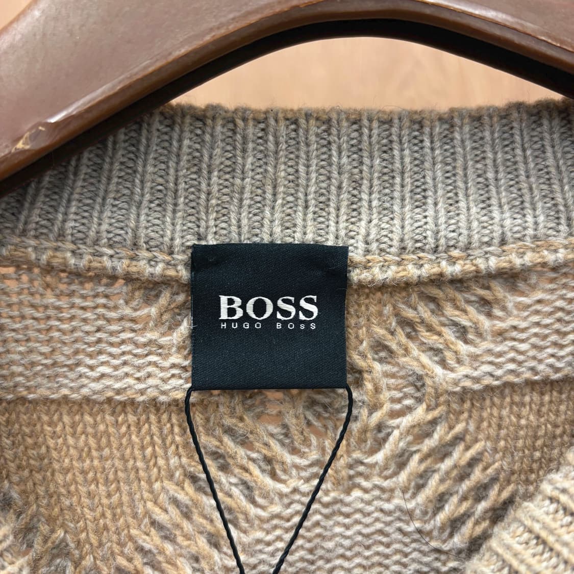 휴고 보스 라운드넥 니트 기하학 패턴 로고 메탈 장식 디테일 베이지 상품이미지7