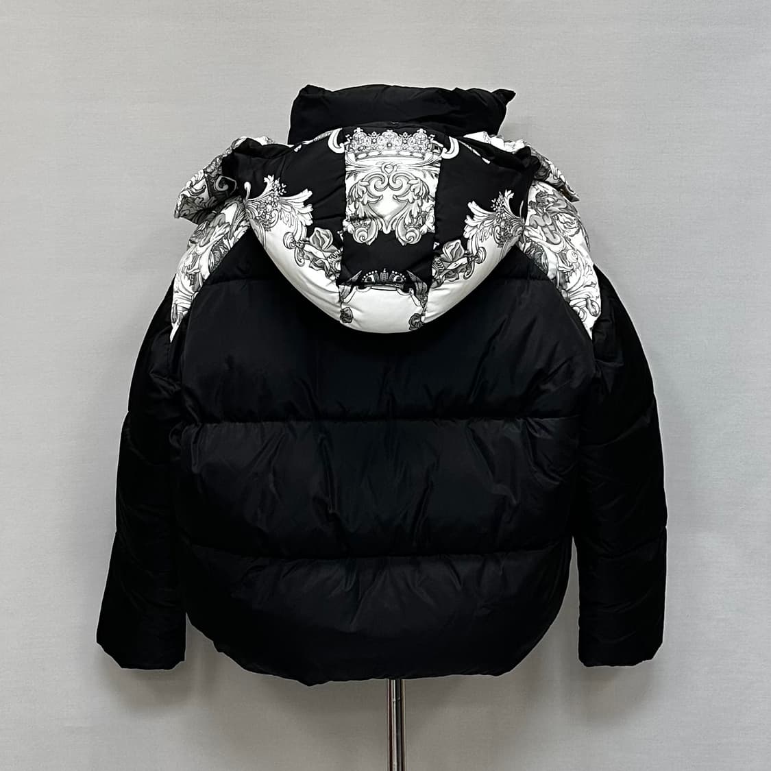 베르사체 여성 바로코 패턴 금장 버튼 패딩 자켓(크롭 오버핏) 상품이미지2