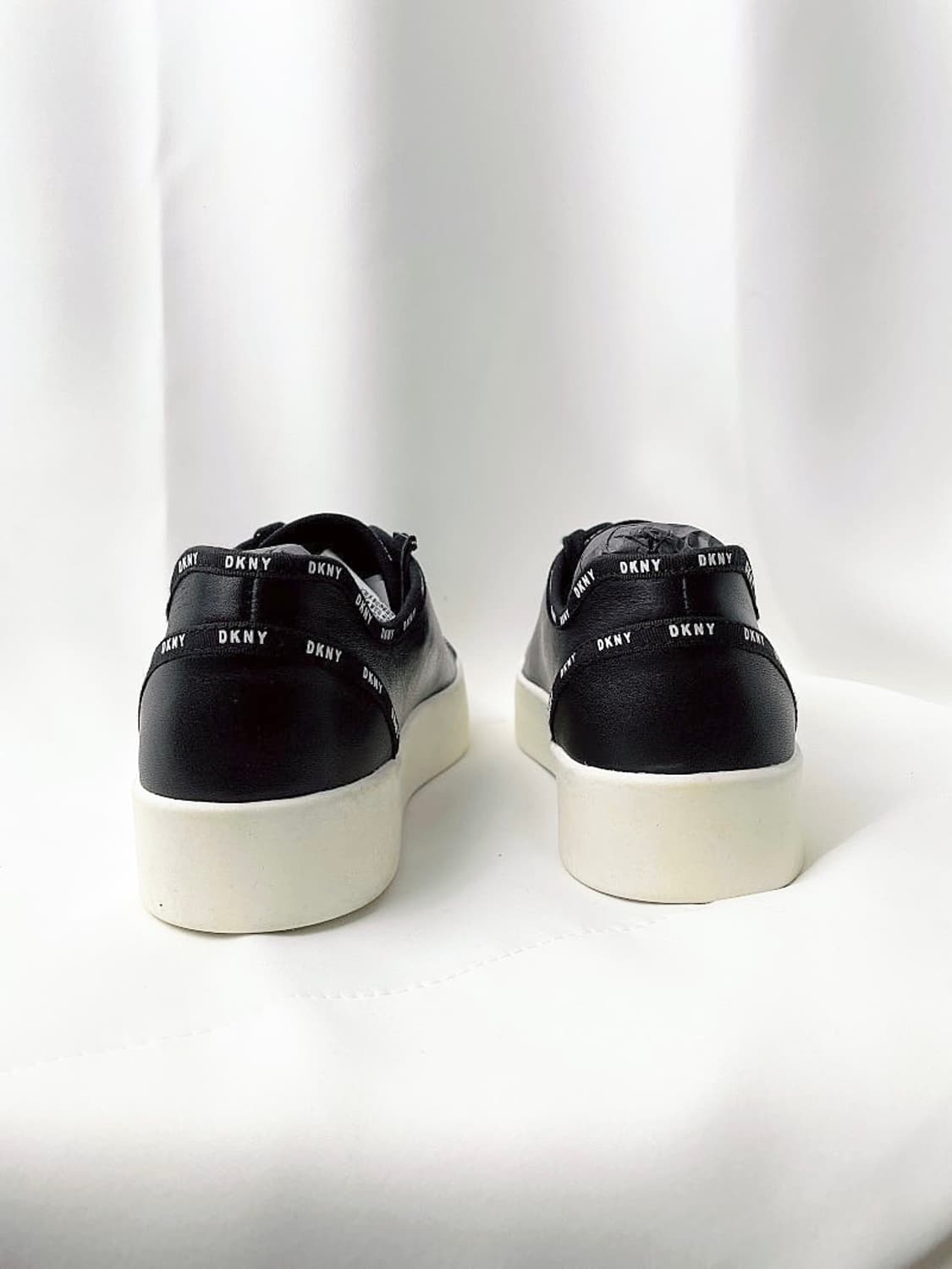 (정품/새상품) DKNY 여성 화이트 블랙 로고 라인 스티치 스니커즈 상품이미지7