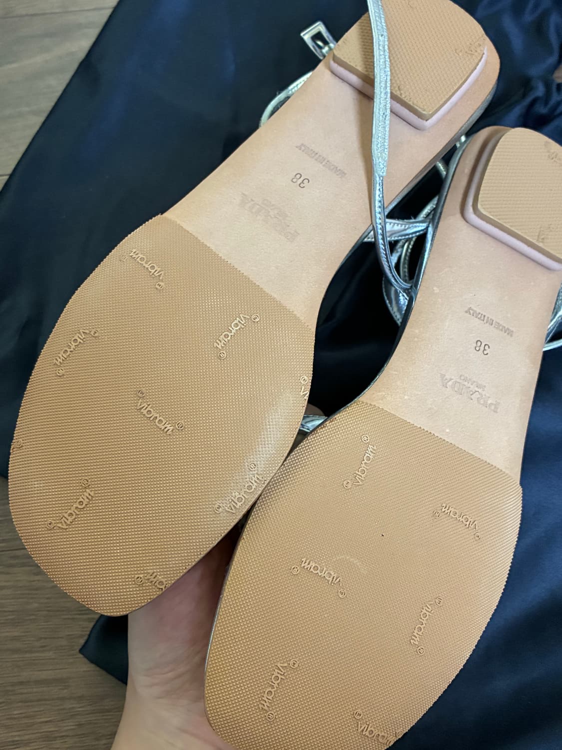 프라다 실버샌들 상품이미지2