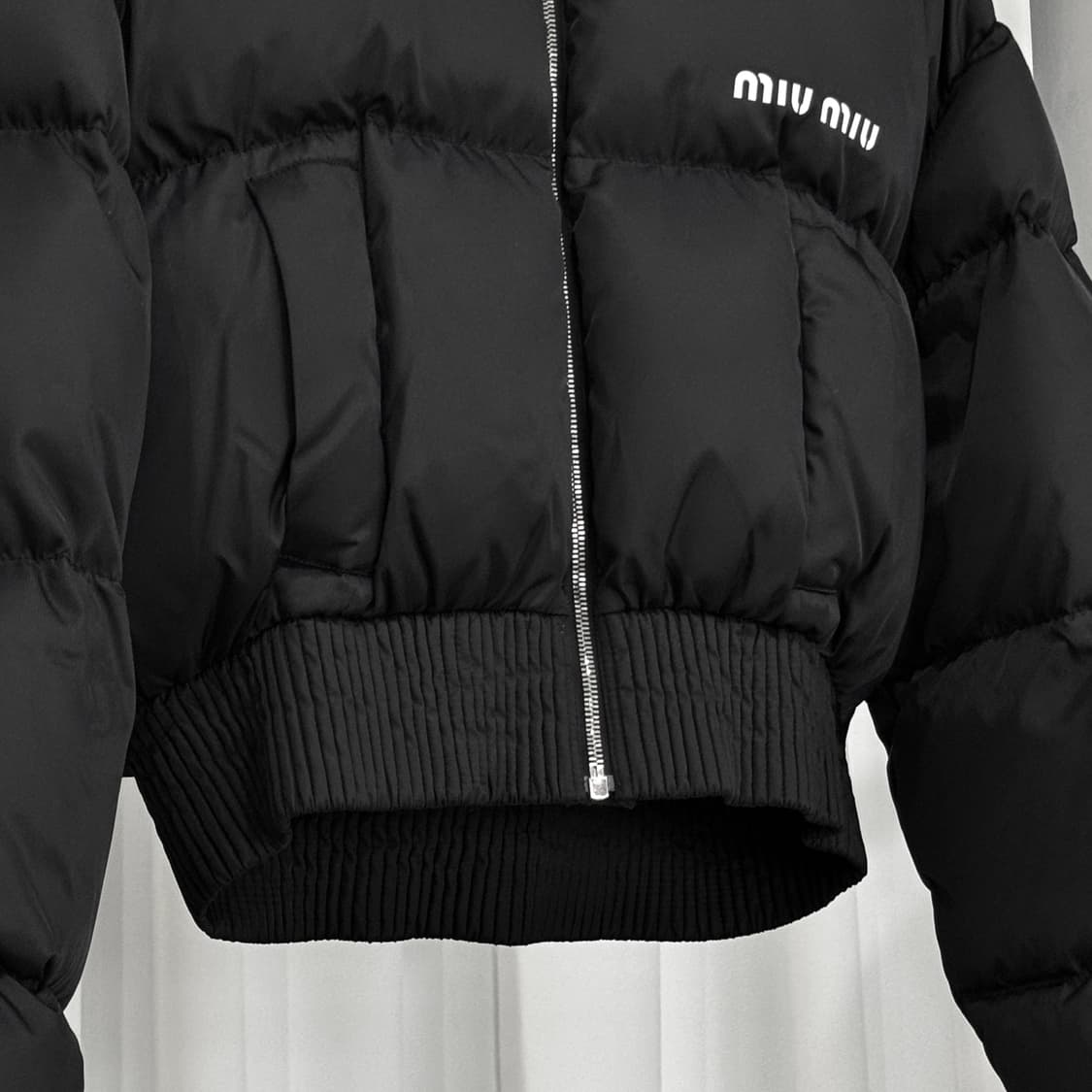 [정품] 미우미우 크롭 후드 패딩 나일론 다운 ML724  상품이미지3