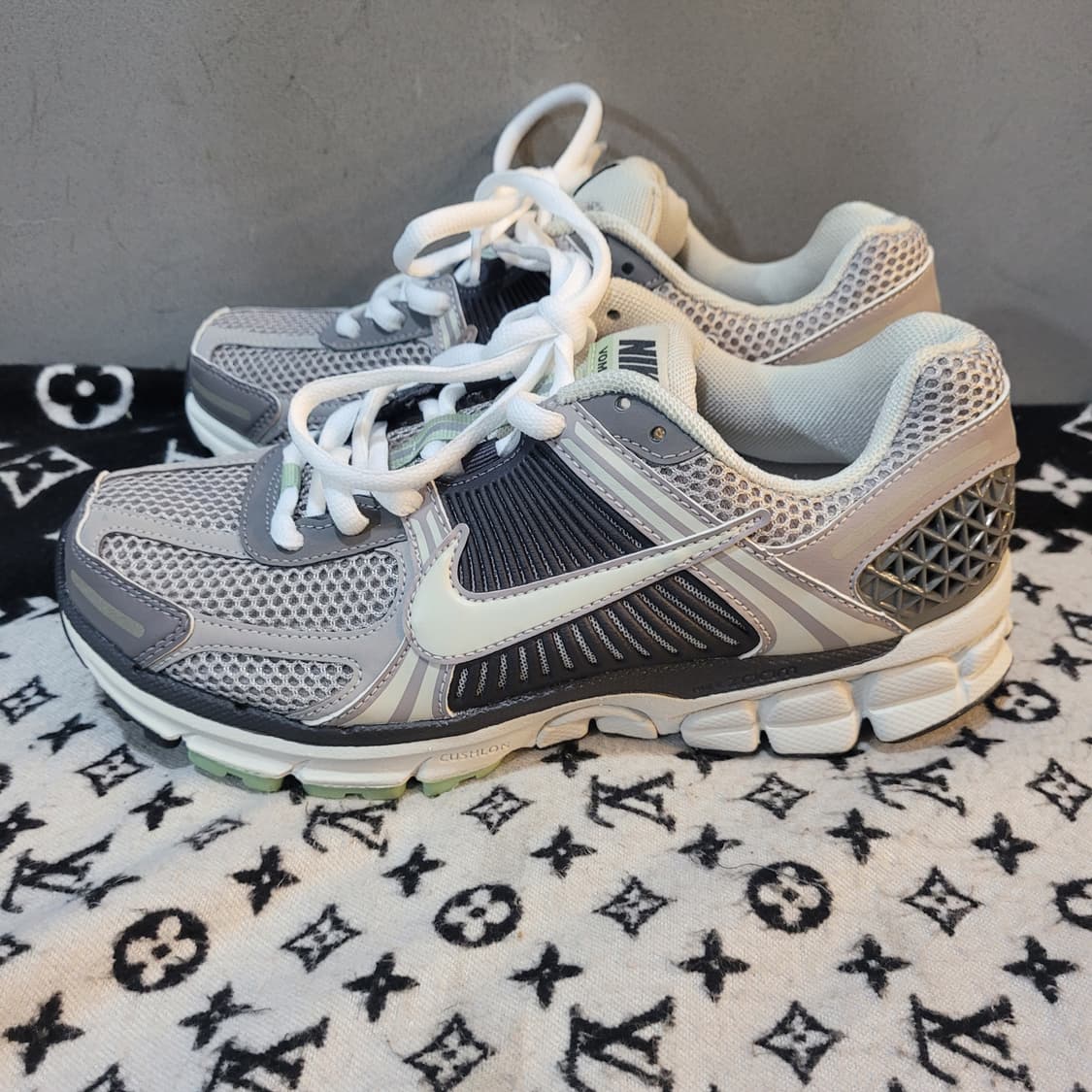 정품 나이키 줌 보메로5 코블스톤 상품이미지2