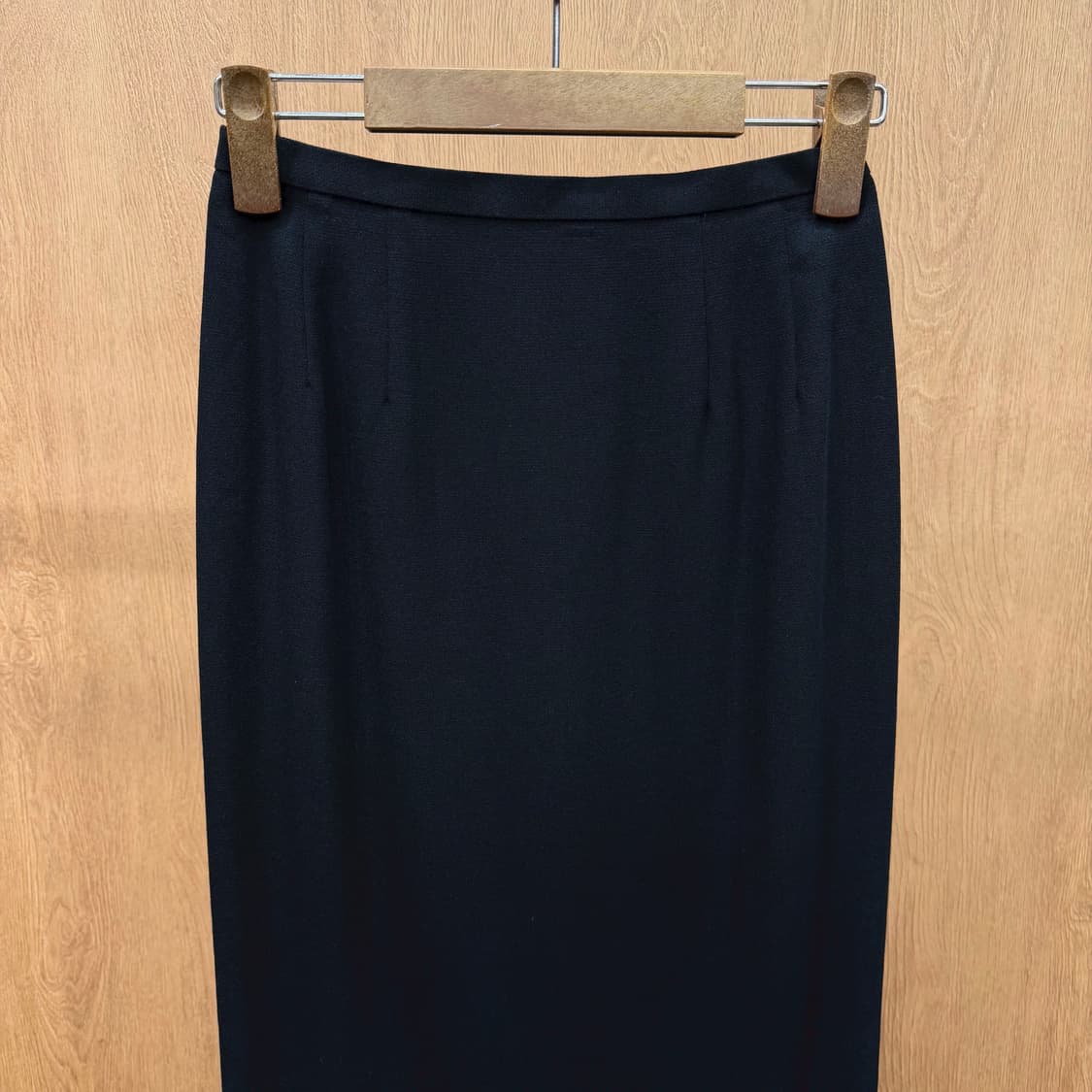 버버리 롱 스커트 심플 무지 투 턱 후면 밑단 절개 디테일 블랙 상품이미지4