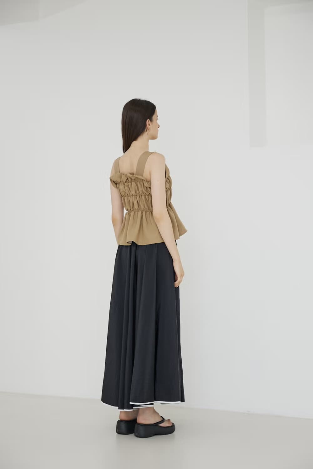 에콘 러플 슬리브리스 탑 카멜 상품이미지4