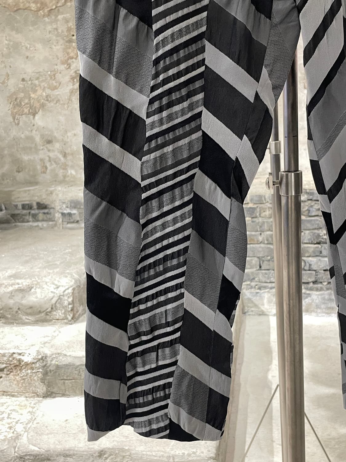 이세이 미야케 그레이 슬래시 나일론 팬츠 상품이미지4