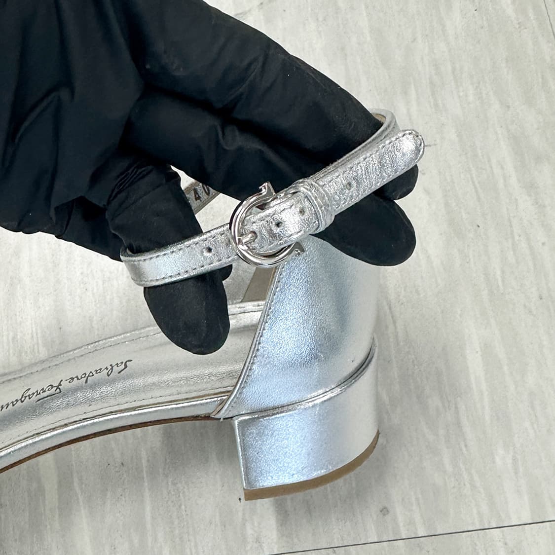 페라가모 페레가모 메탈릭 실버 스트랩 샌들 힐 여성 구두 230mm 상품이미지4