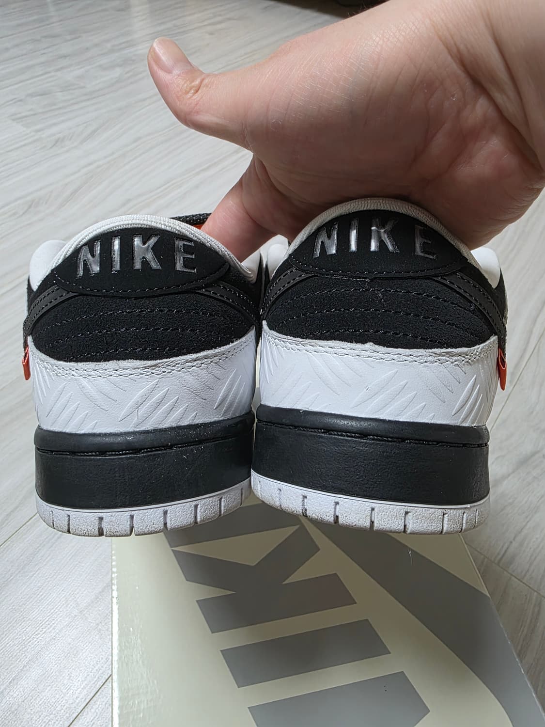 [275] 나이키 x 타이트부스 sb 덩크로우 프로 블랙 앤 화이트 상품이미지3