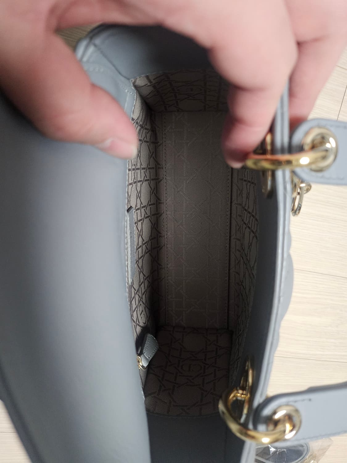 디올 레이디백 미니 블루 그레이 램스킨퀼팅백 상품이미지8