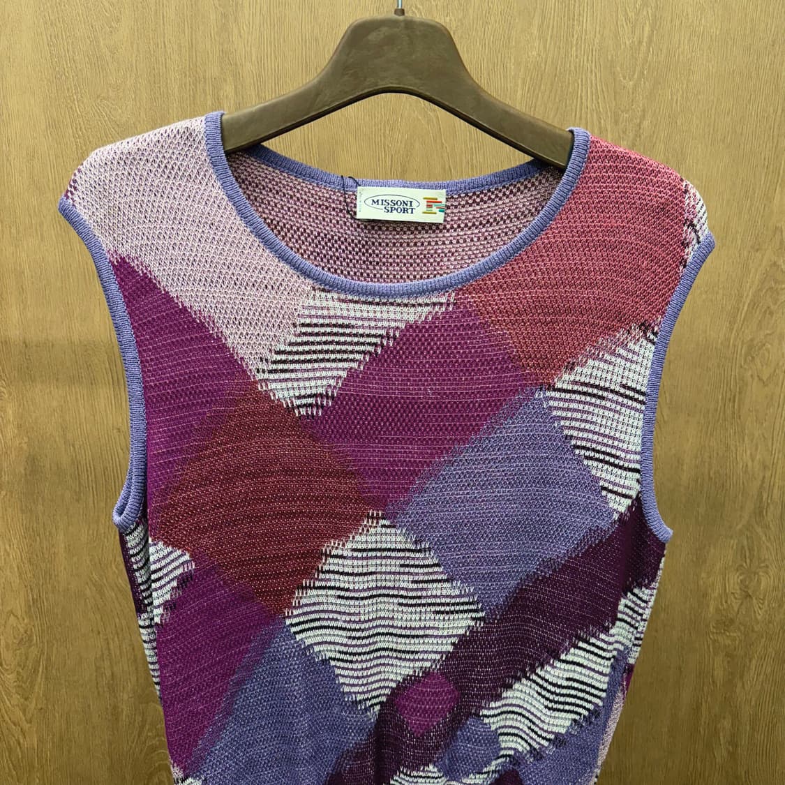 미쏘니 스포츠 라운드넥 니트 베스트 패치워크 자가드 텍스처 디테일 퍼플 상품이미지4