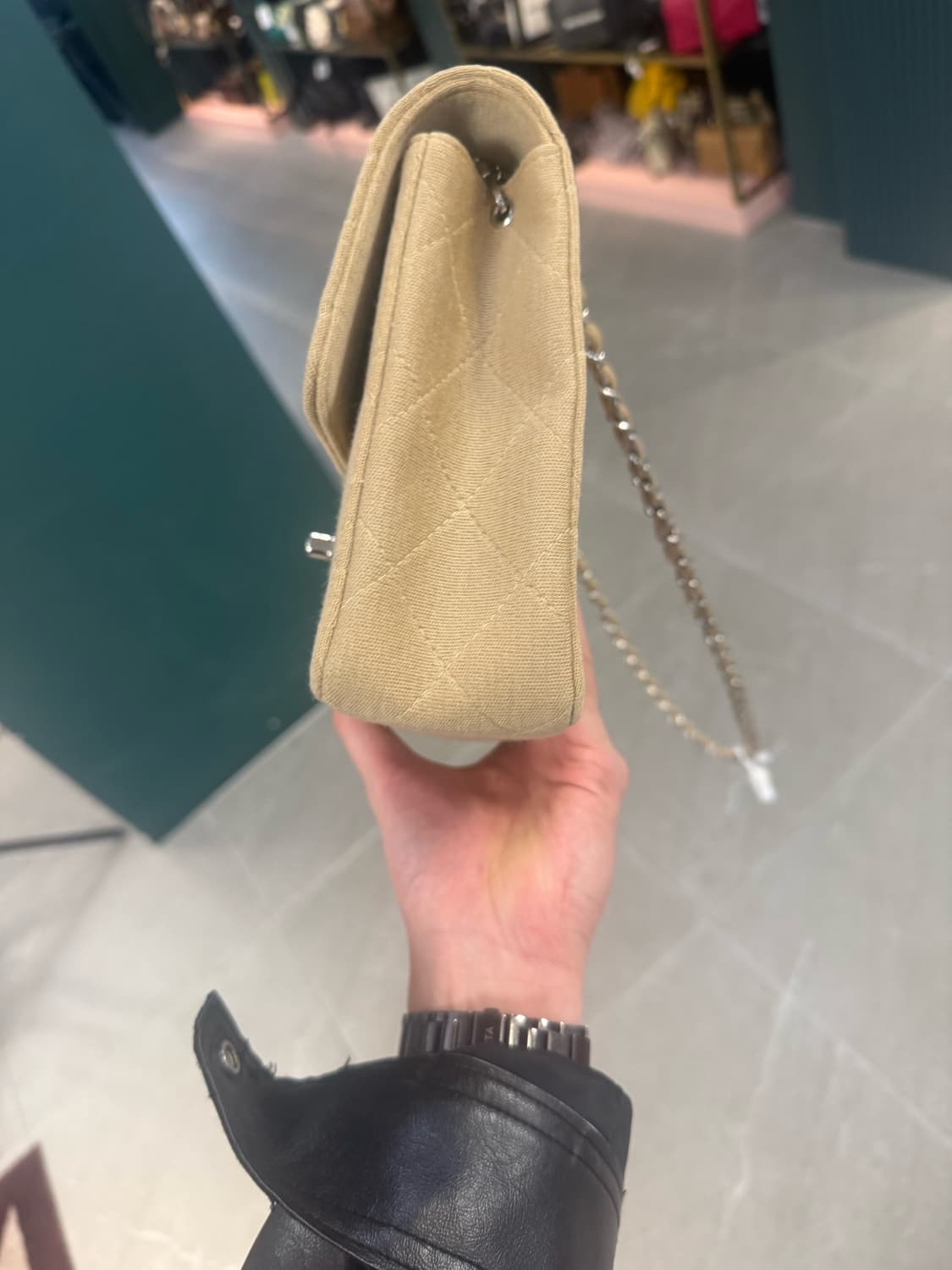 샤넬 클래식 미듐 패브릭 베이지 은장 상품이미지5