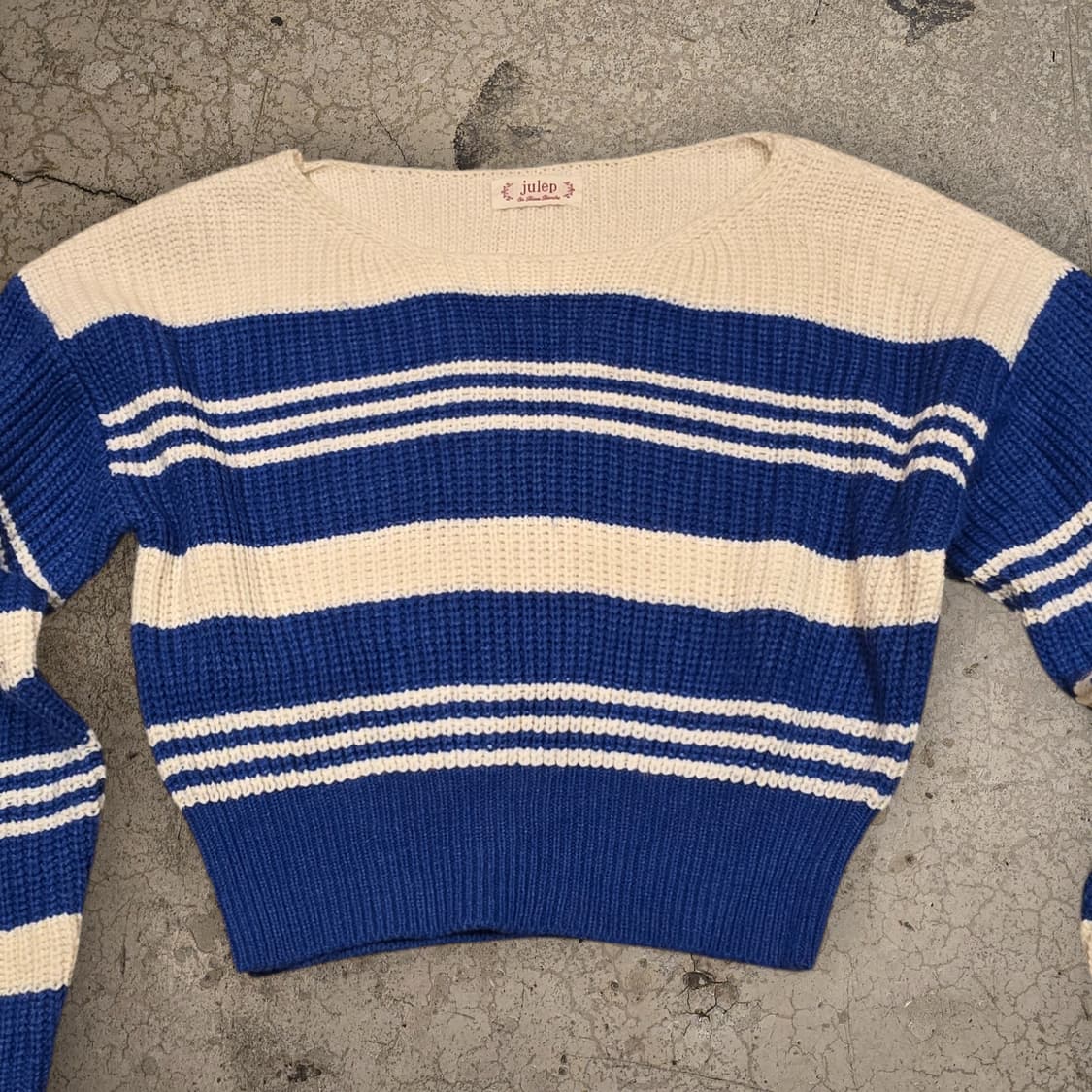 크롭 스타일 라운드넥 스트라이프 니트 스웨터 상품이미지2