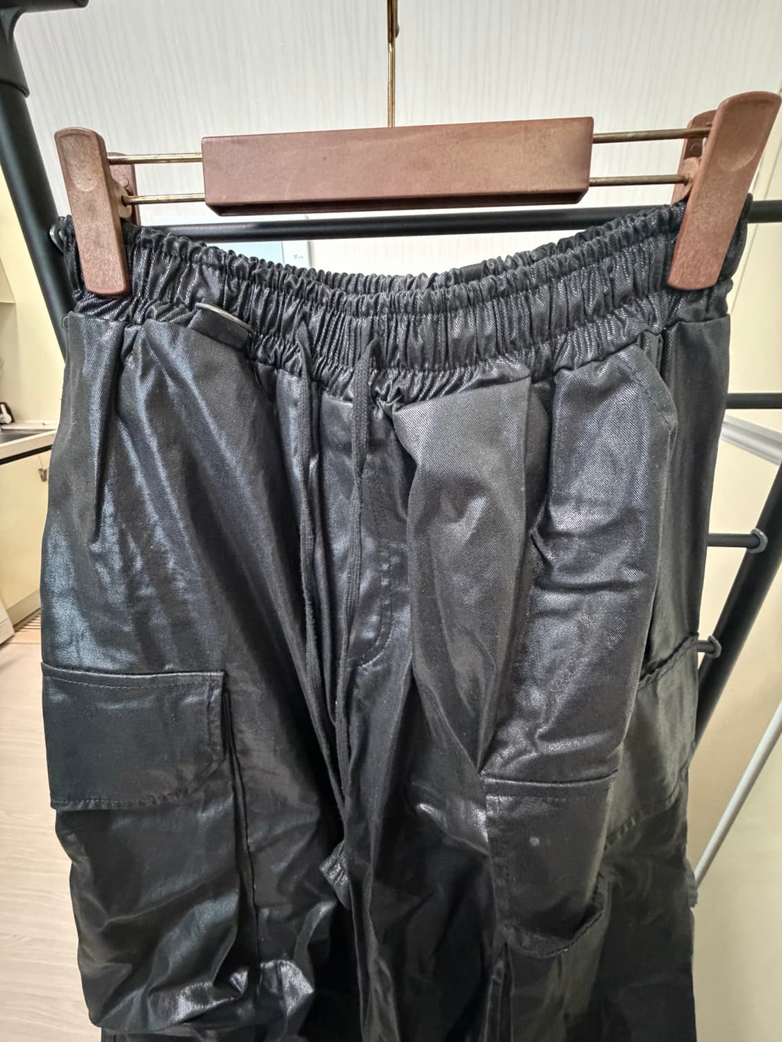 유광 페이크레더 카고 와이드 팬츠 상품이미지2