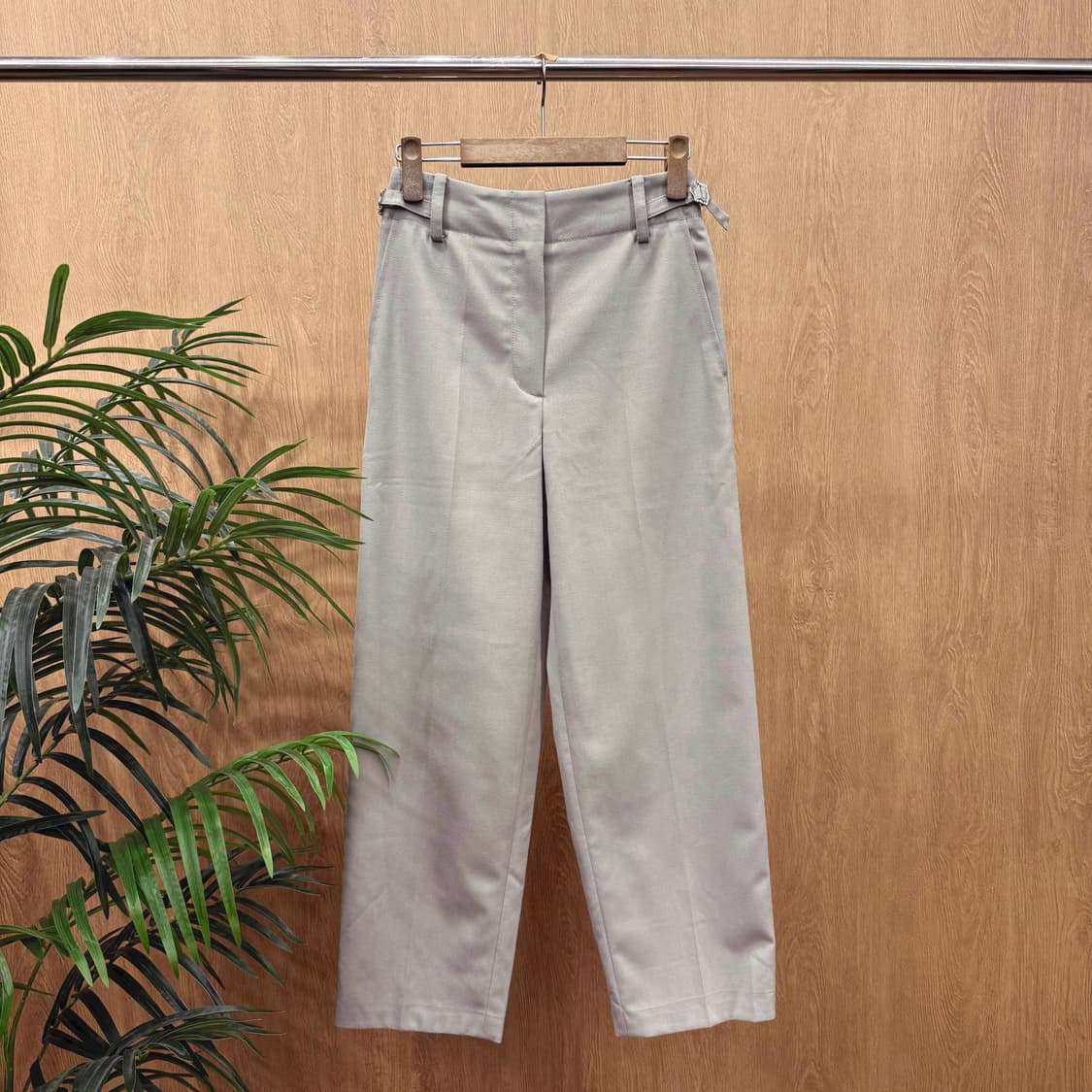 시스템 와이드 슬랙스 팬츠 투턱 핀척 디테일 사이드 어저스트 버클 그레이 상품이미지1