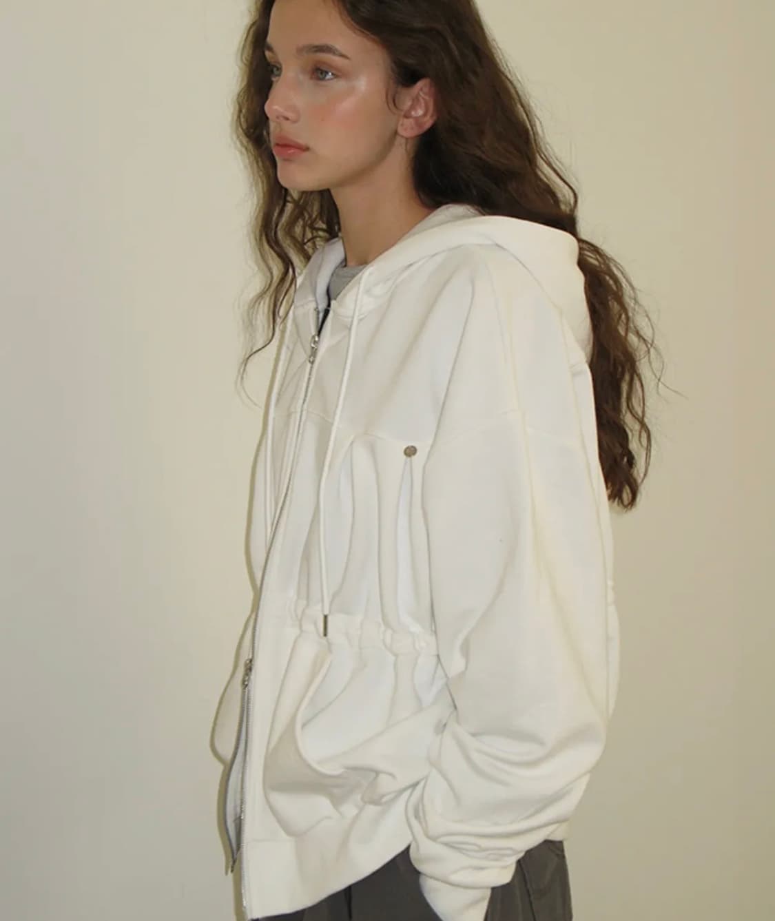 론론 셔링 후드집업 화이트 PENDANT SHIRRING HOODIE 상품이미지3