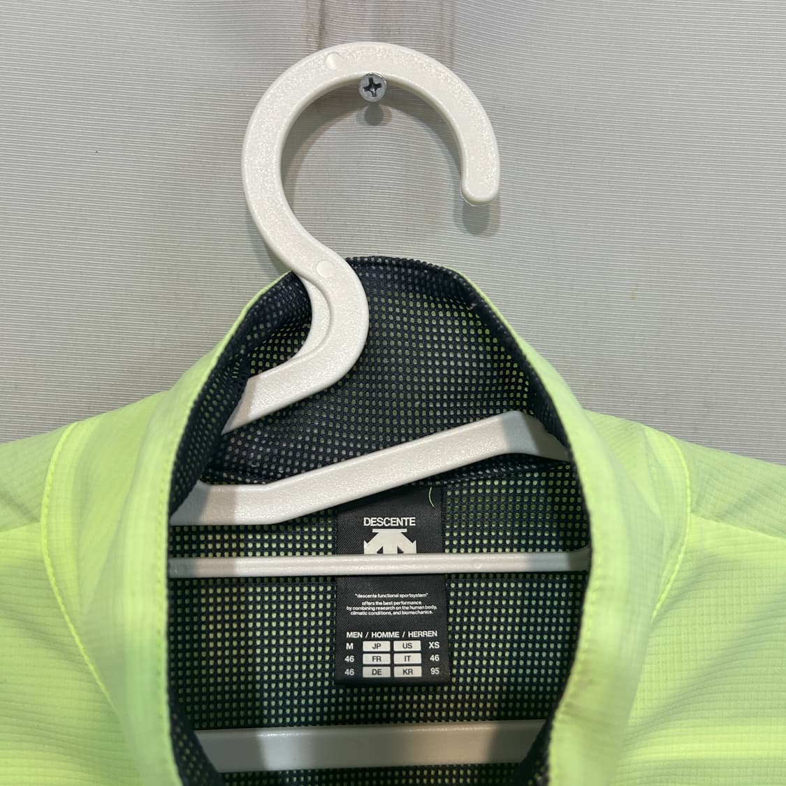 데상트 남성 형광 바람막이 95 상품이미지2