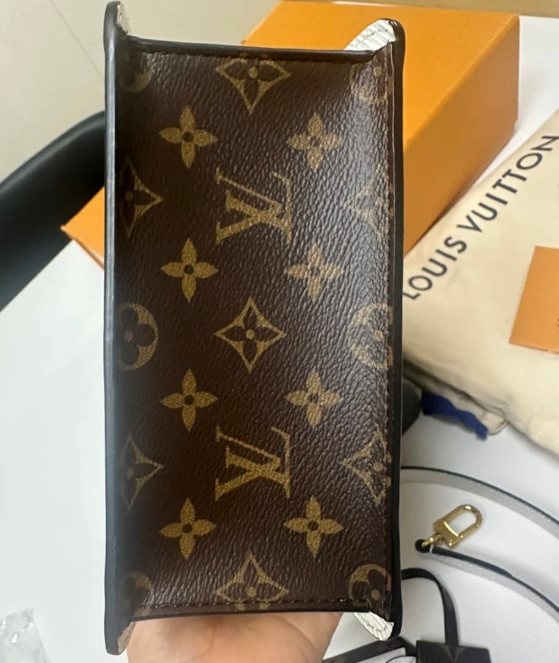 루이비통 스프링 스트리트 토트 숄더백 상품이미지3