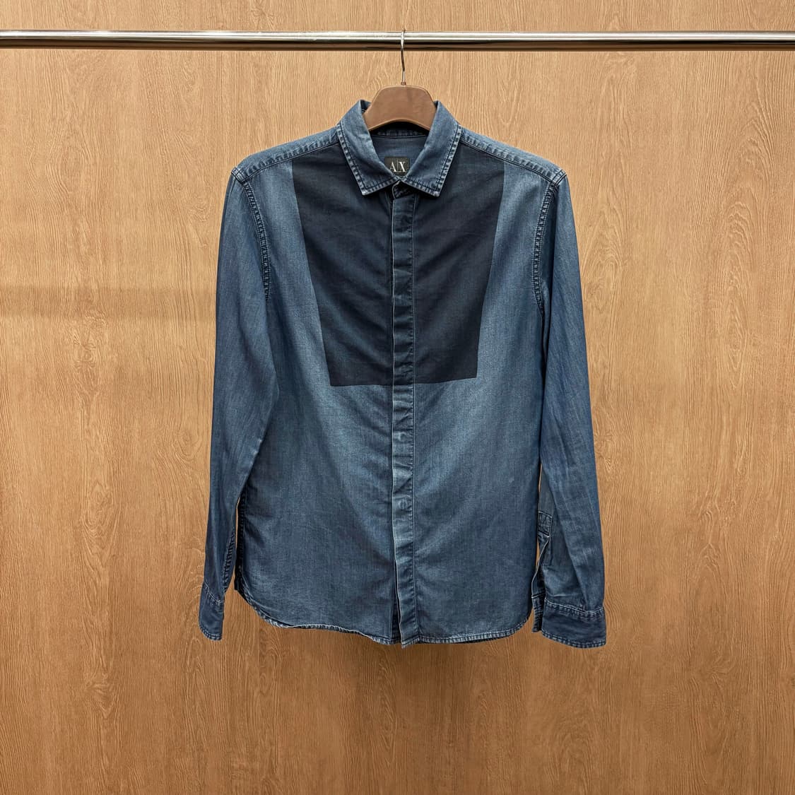 아르마니 익스체인지 코튼 데님 긴팔 셔츠 투톤 패널 배색 디테일 진청 상품이미지2