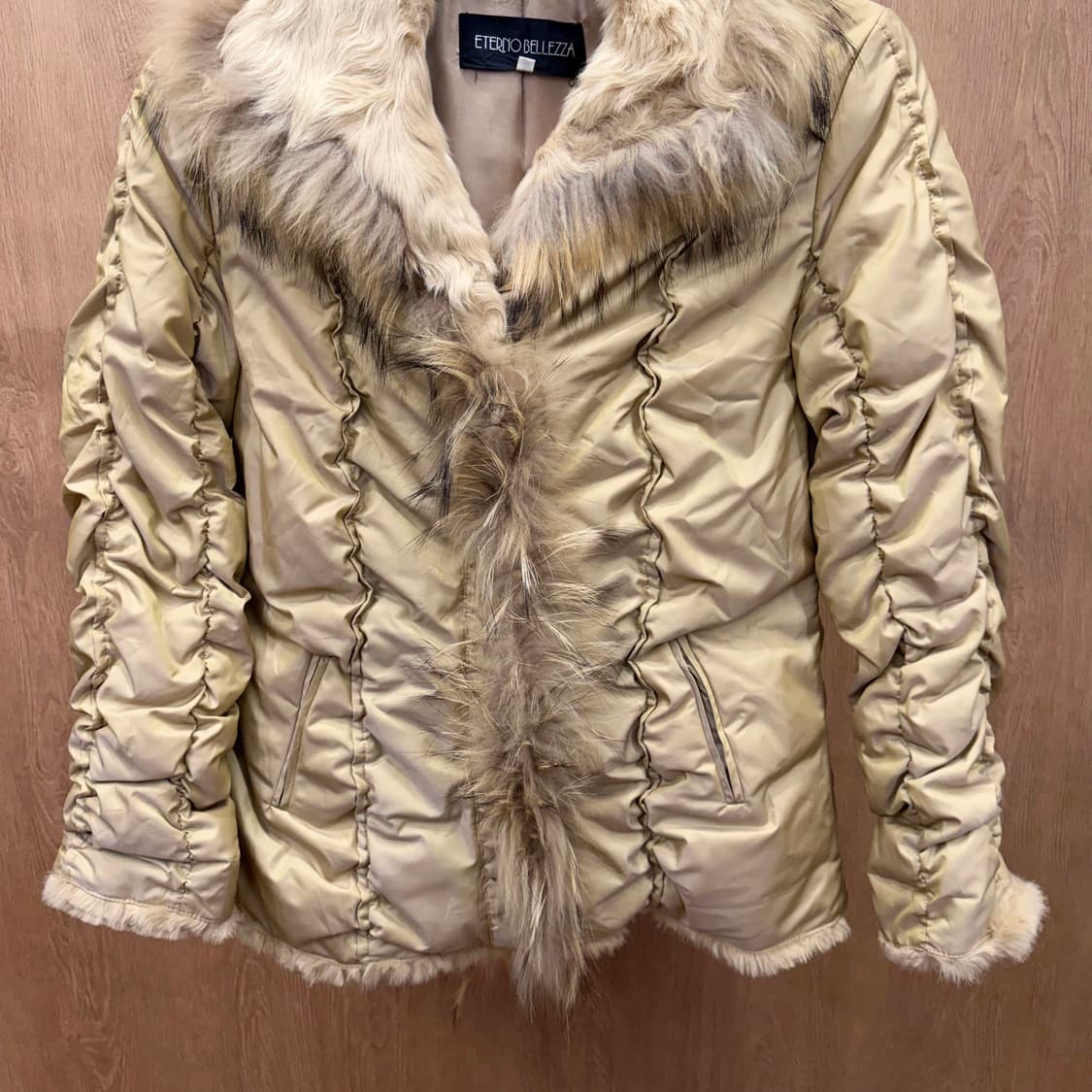 JPN 패딩 넥 라인 퍼 트리밍 셔링 패턴 사선 포켓 디테일 베이지 상품이미지5