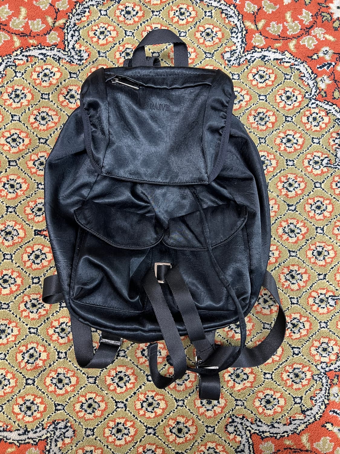 [OS] 레이브(RAIVE) 보닛 새틴 백팩 블랙 상품이미지1