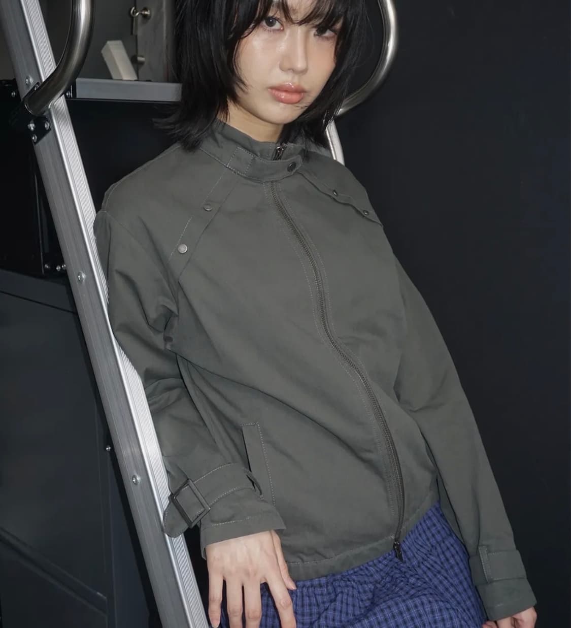 하이넥 스탠다드 스트랩 비조 포인트 블루종 집업 자켓 [차콜] 상품이미지3