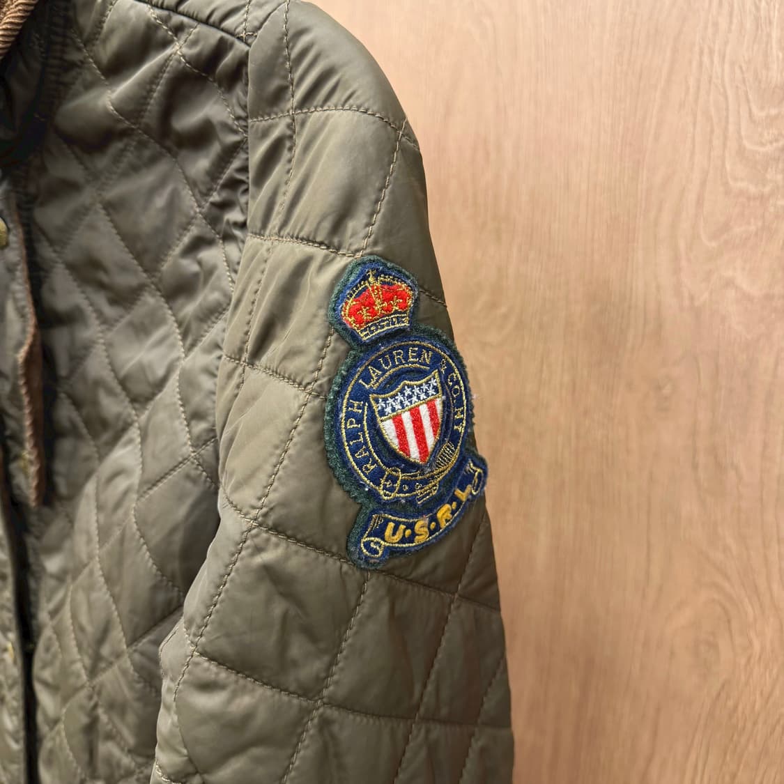 폴로 진스 컴퍼니 퀄팅 자켓 코듀로이 카라 배색 로고 패치 디테일 브라운 상품이미지6