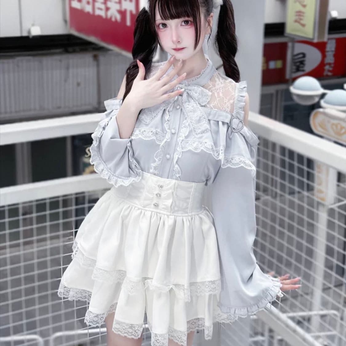 양산형 지뢰계 미즈이로 하늘색 리본 오프숄더 레이스 시스루 블라우스 상품이미지1