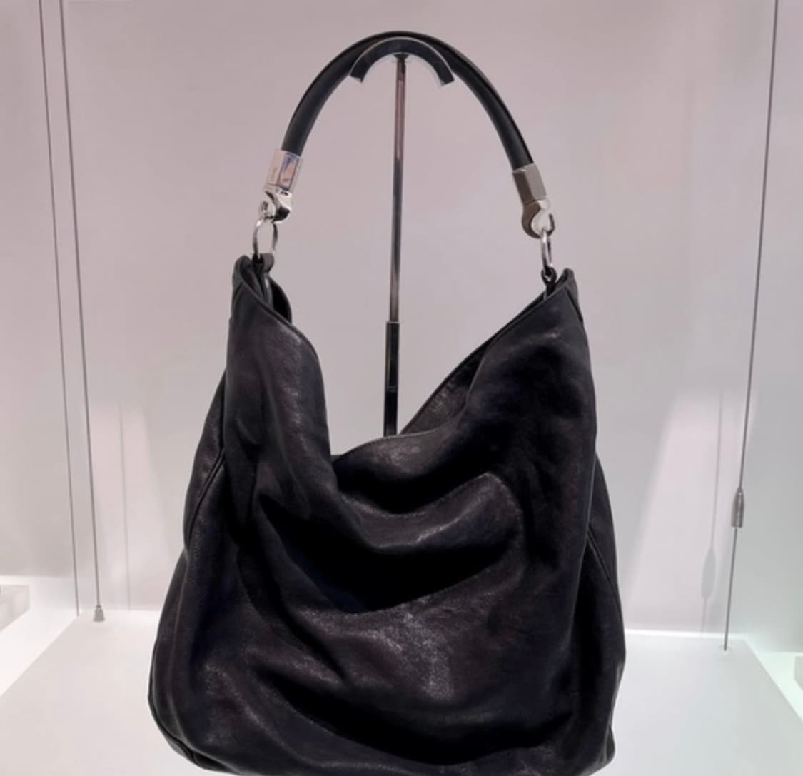 입생로랑 그레인 글로시 레더 호보백 상품이미지1