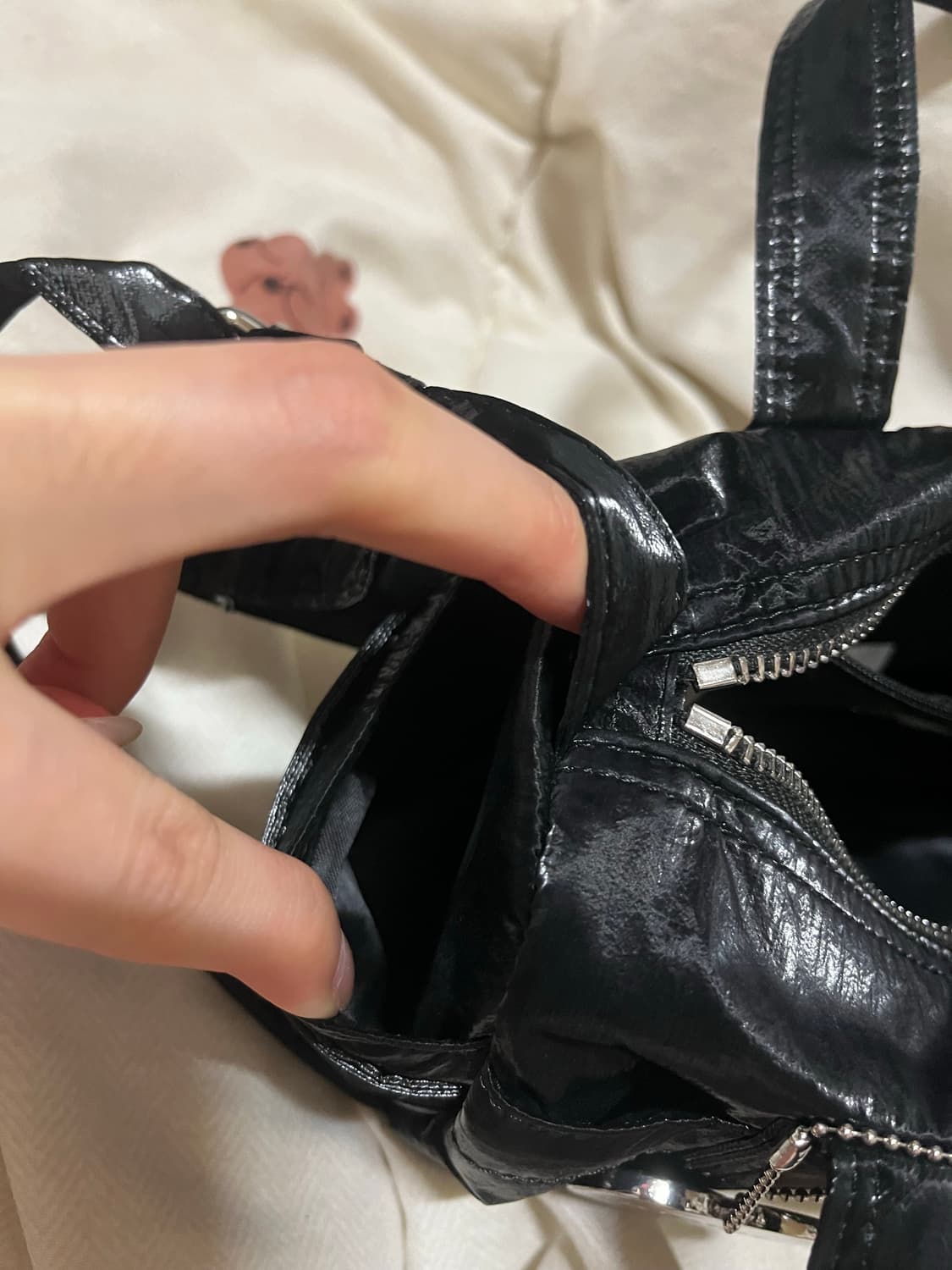 마뗑킴 글로시 로고 스포티 미니 더플백 (블랙) + 토끼키링포함  상품이미지6