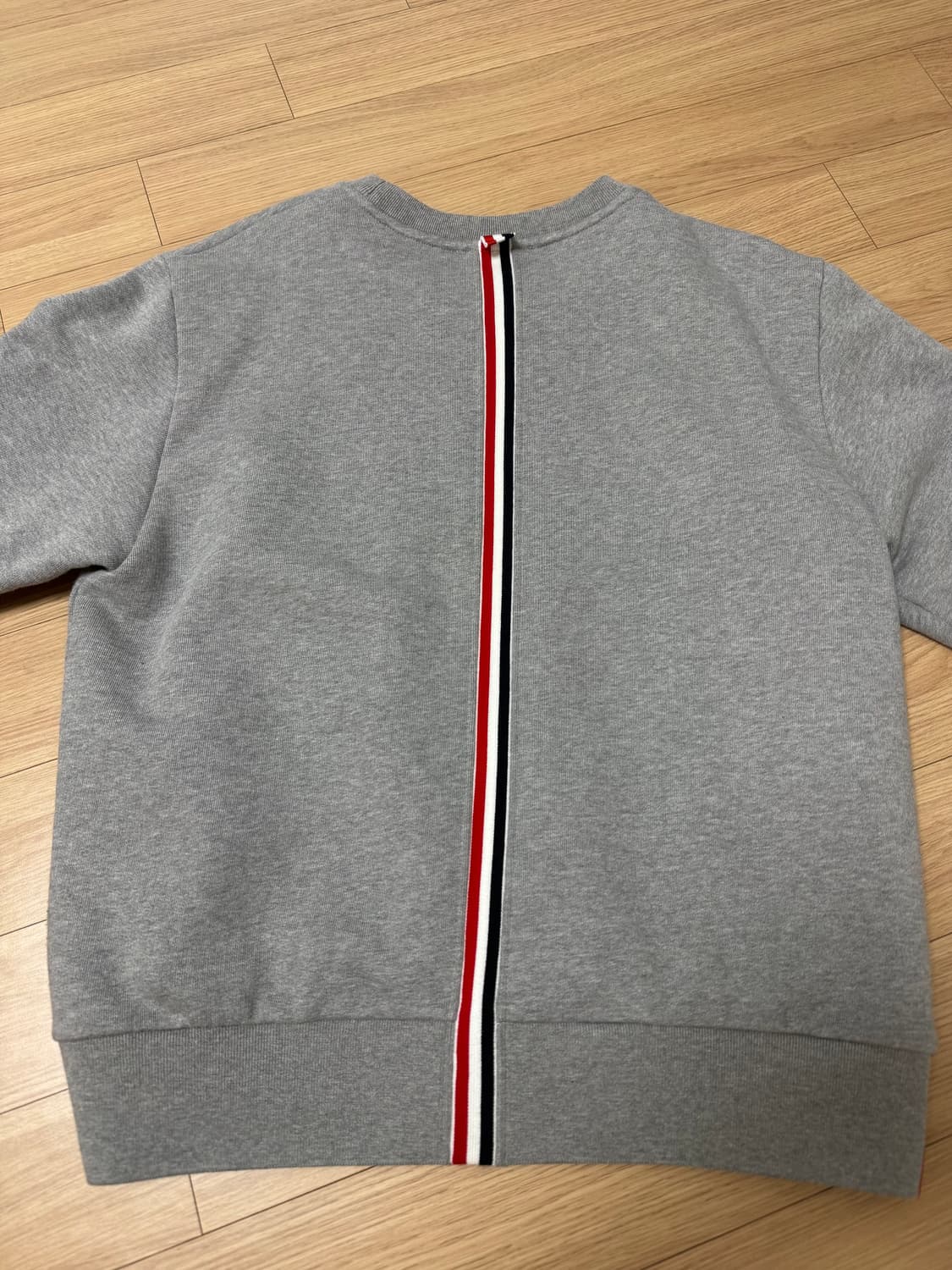 톰브라운 백삼선 맨투맨  상품이미지7