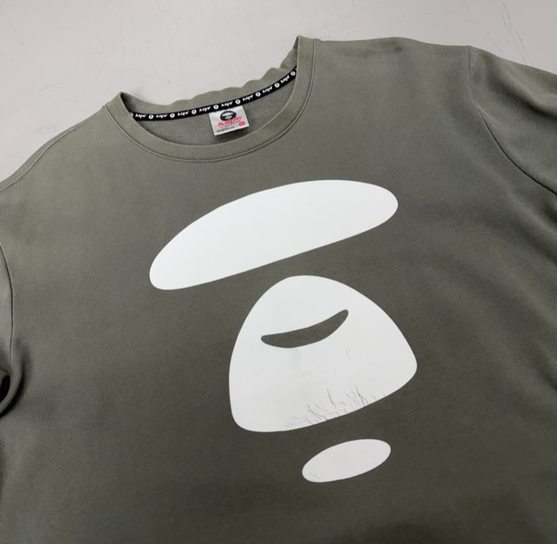 베이프 에이스 카키 맨투맨 상품이미지2