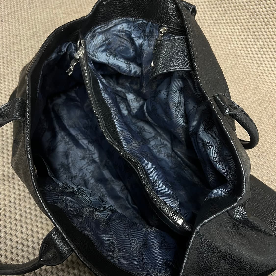 비비안웨스트우드 펀칭 로고 빅 토트백 블랙 상품이미지9