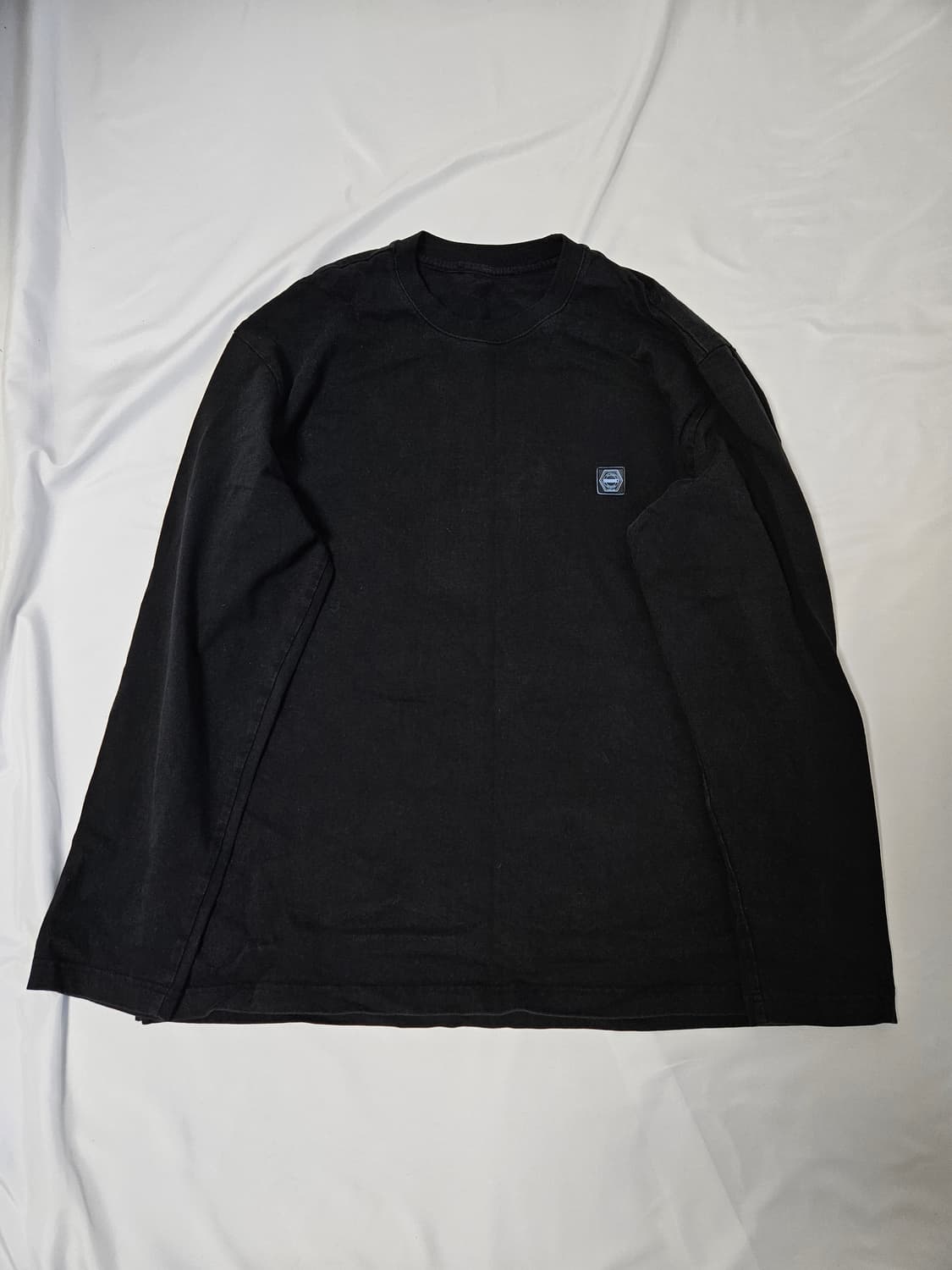 솔리드옴므 가죽패치 프린팅 긴팔티셔츠 롱슬리브 블랙 48 우영미 타임옴므 상품이미지1