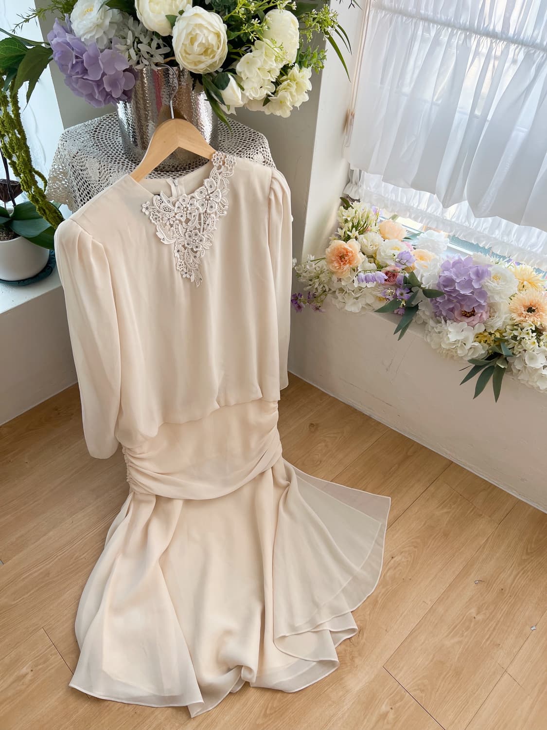 언발 레이스 넥 허리셔링 쉬폰 롱 원피스 상품이미지1