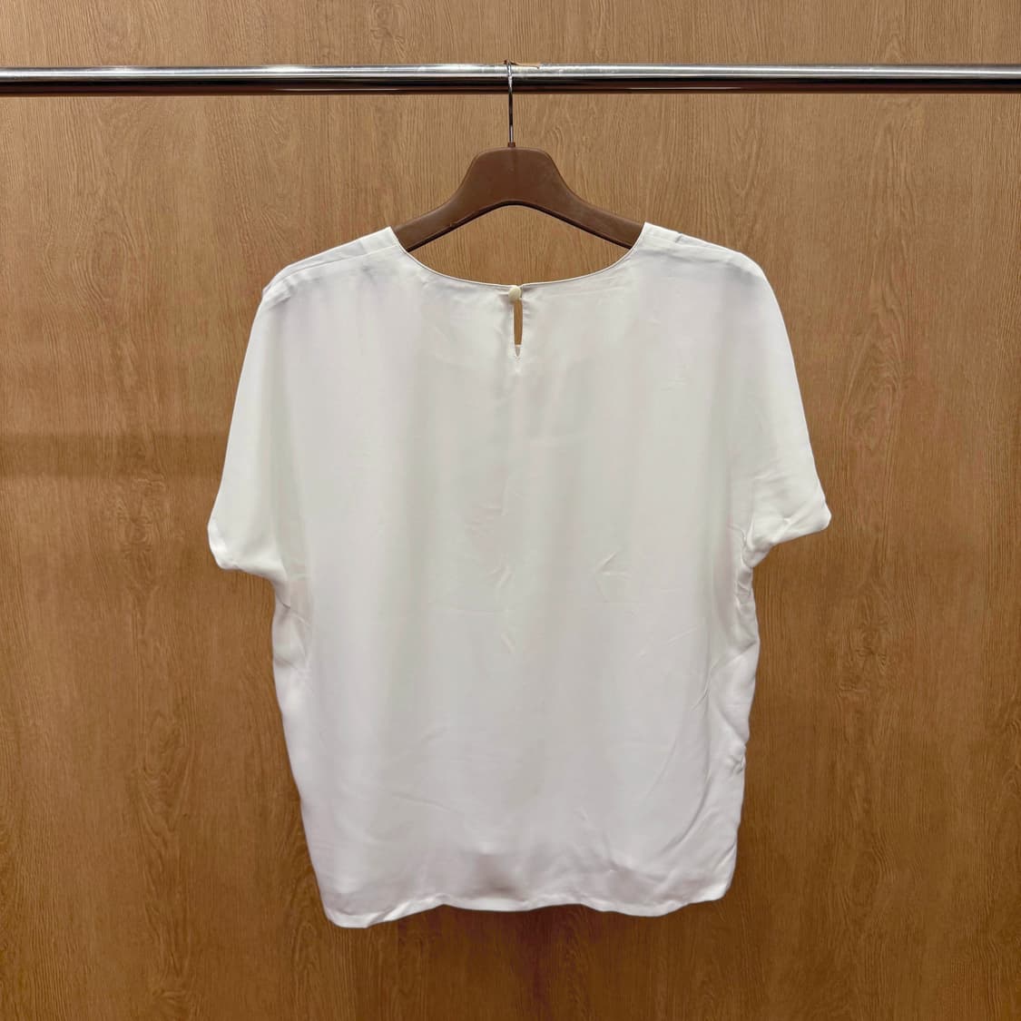 지방시 반팔 블라우스 시그니처 자수 로고 디테일 아이보리 상품이미지3