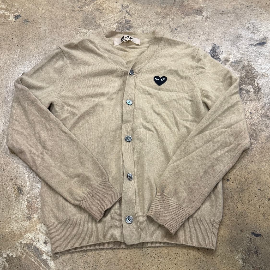 꼼데가르송 베이지 블랙 와펜 브이넥 니트 가디건 상품이미지2