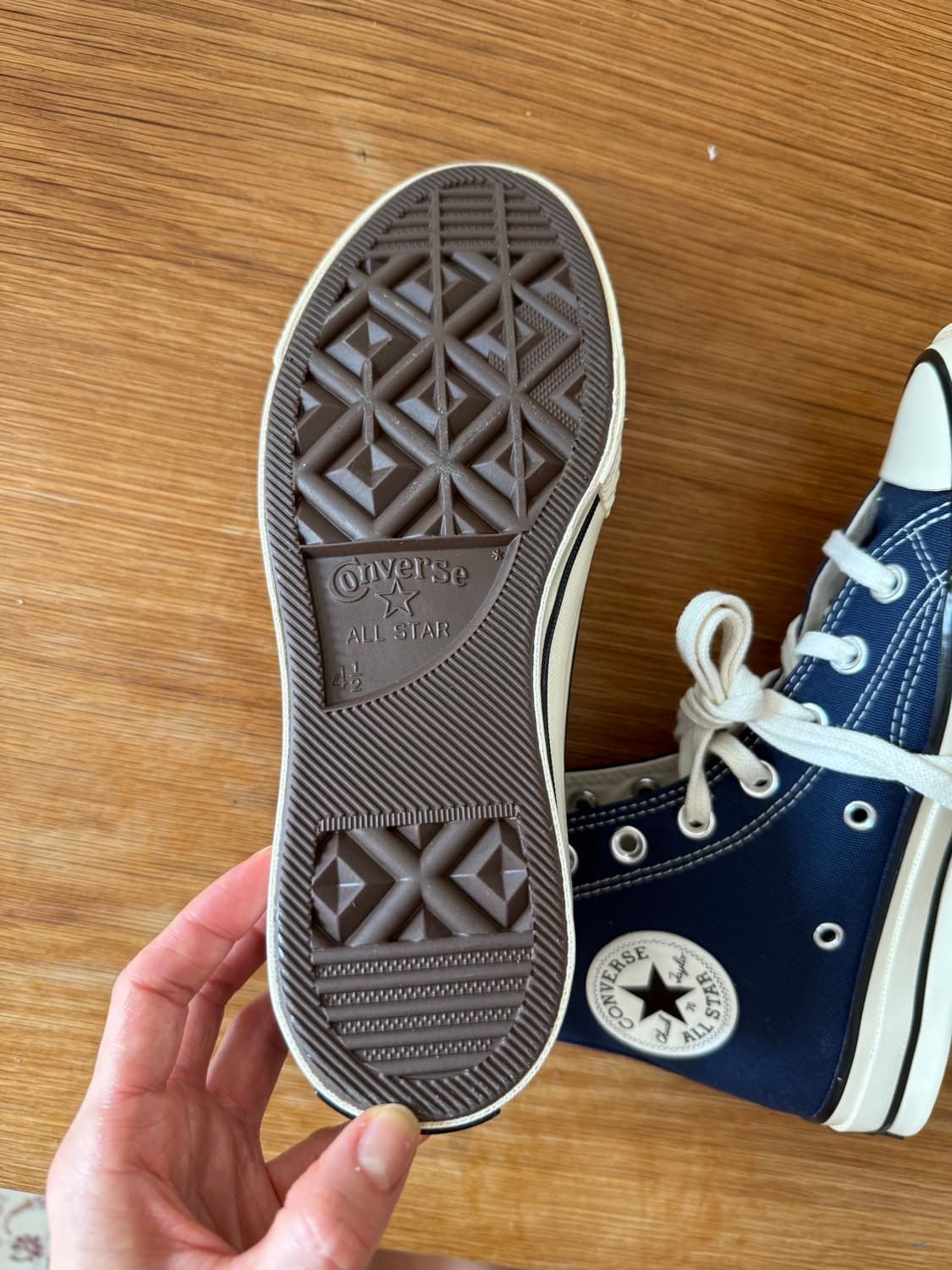 컨버스 척 테일러 새상품 240사이즈입니다. 상품이미지8