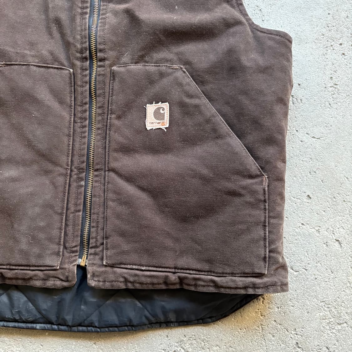 칼하트 V02 다크브라운 퀼티드 라인 베스트 상품이미지3