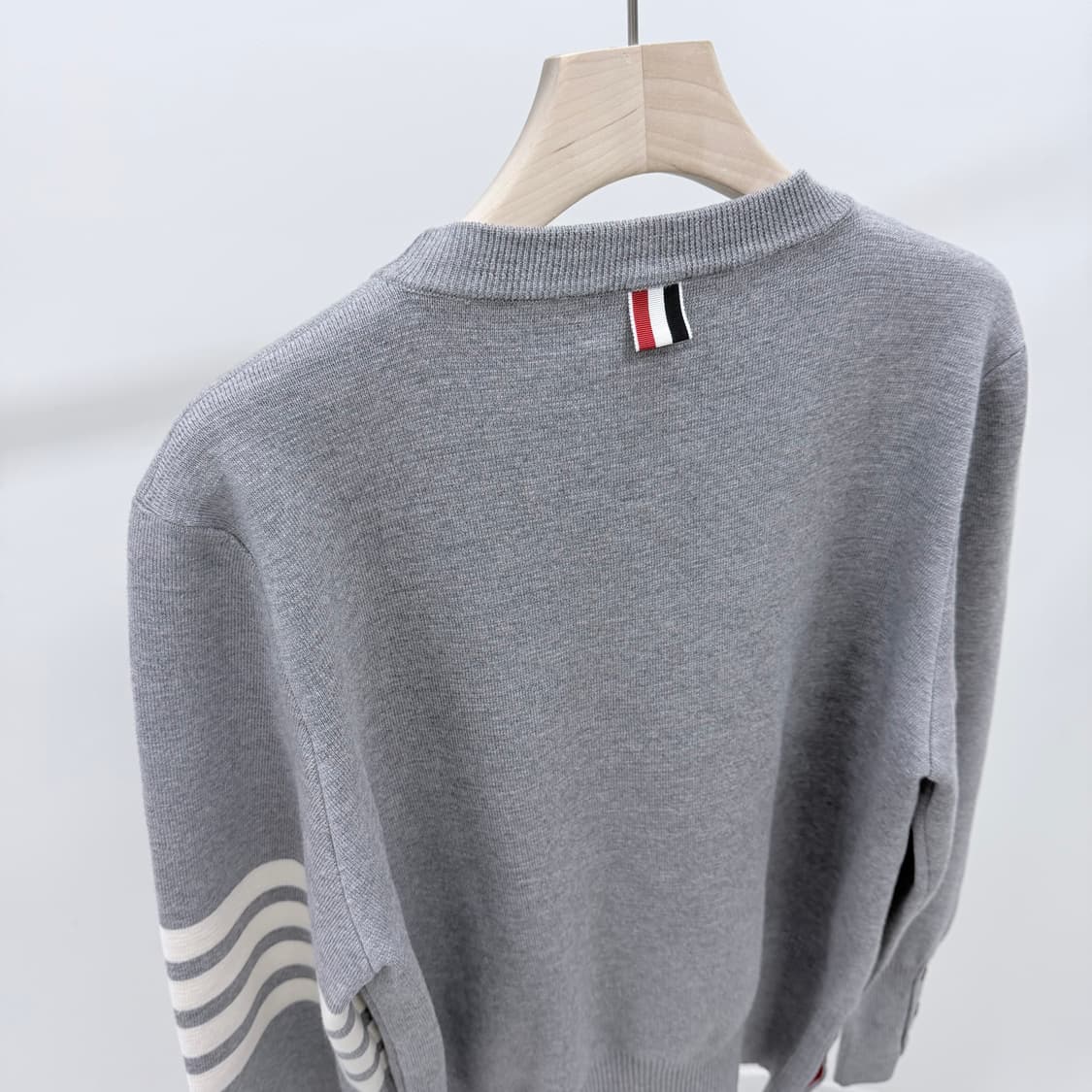 [S+급/5] 톰브라운 사선완장 밀라노스티치 니트 그레이 상품이미지6