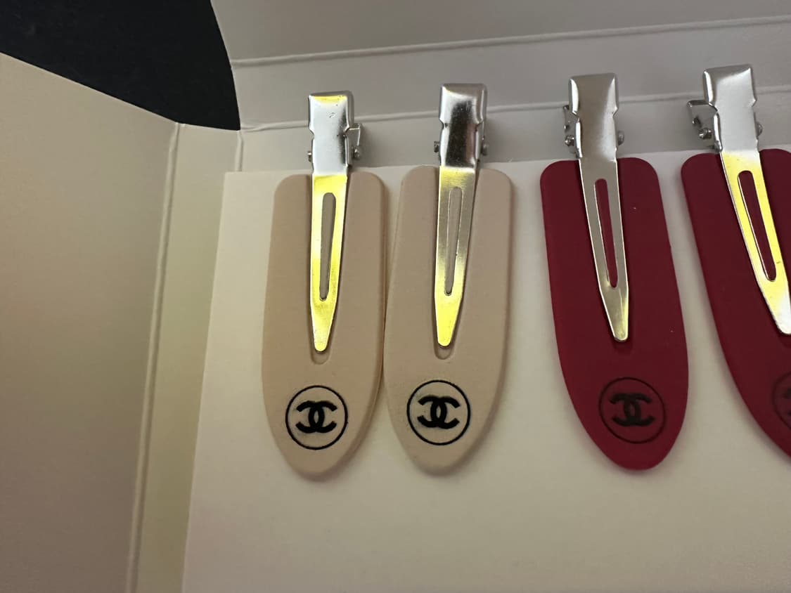 샤넬 헤어 클립 세트 (베이지/레드/블랙) 상품이미지2