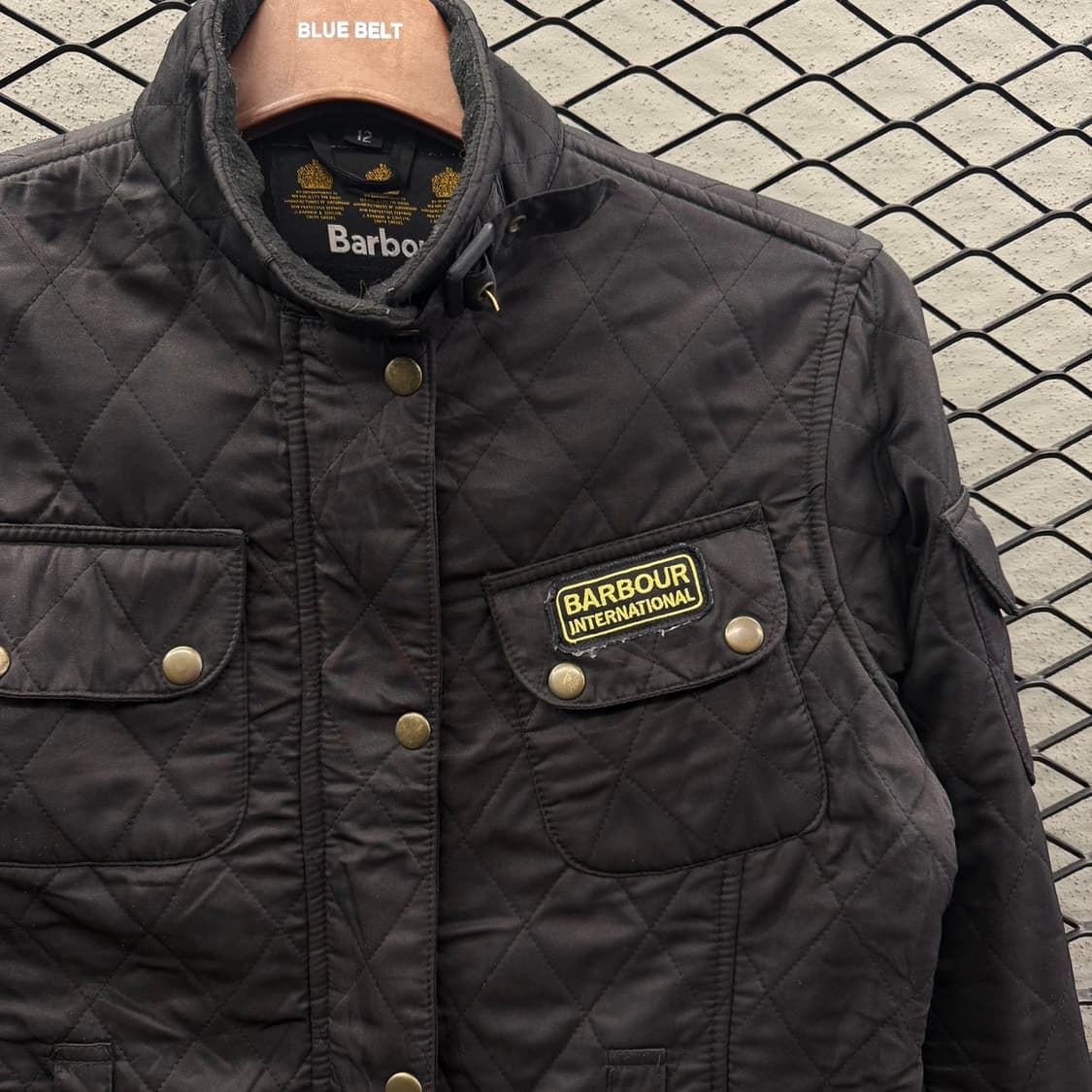 바버 인터네셔널 퀼팅자켓 기모안감 4포켓 벨티드 디테일 블랙 상품이미지4