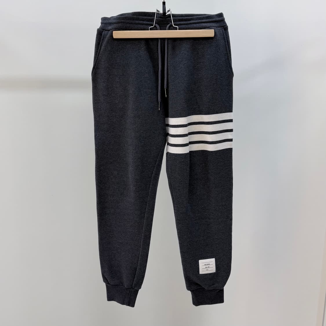 [S+급/1] 톰브라운 사선완장 트레이닝 조거팬츠 바지 다크그레이 상품이미지1