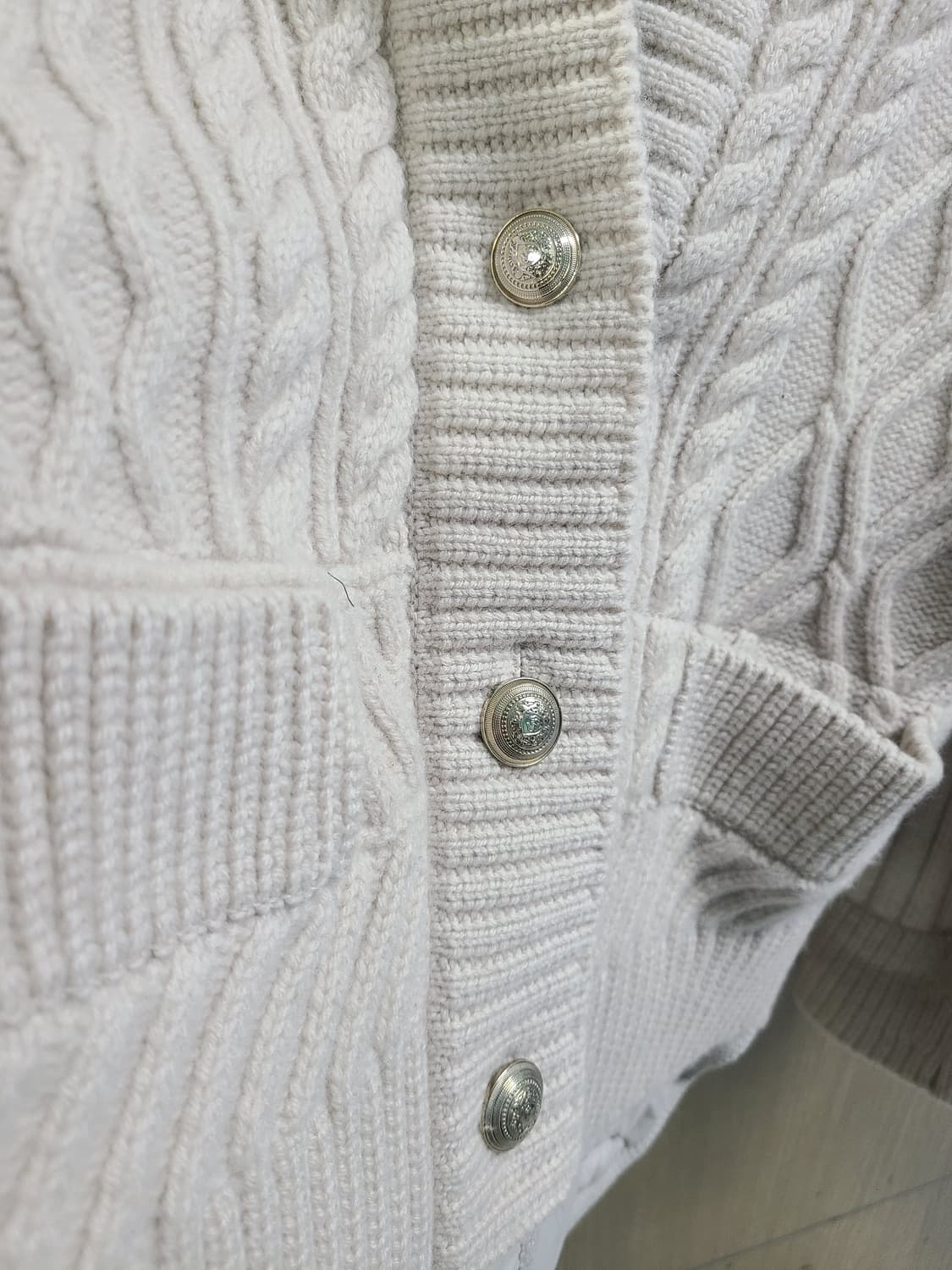 시스템 아이보리 색상 꽈배기 니트 패딩 상품이미지3