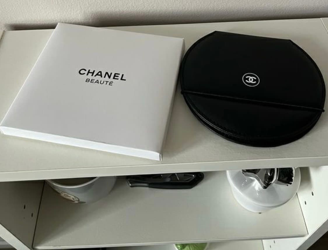 샤넬 뷰티 접이식 미니 탁상 거울  상품이미지3