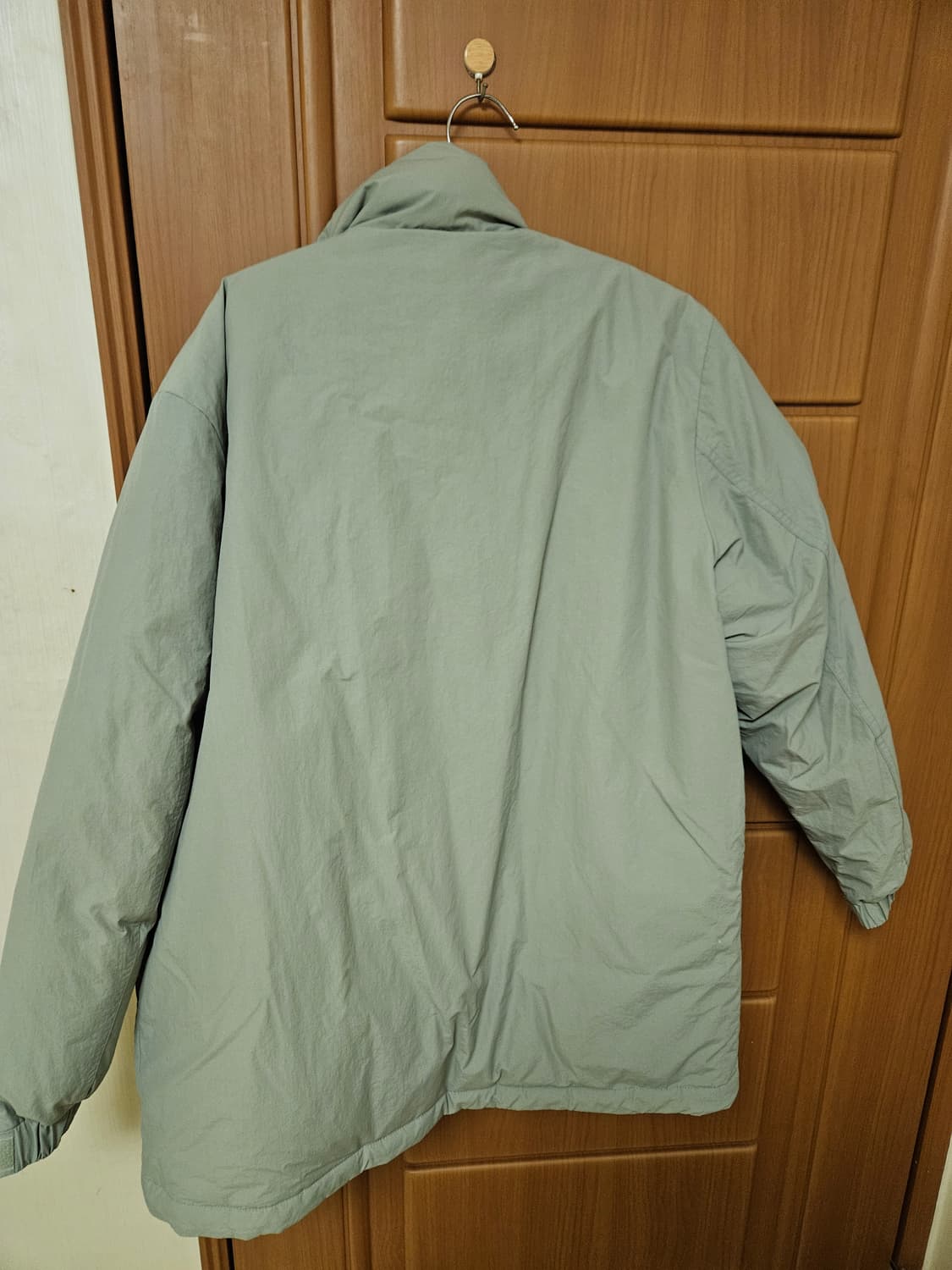 에잇세컨즈 카키 패딩 M사이즈 상품이미지2