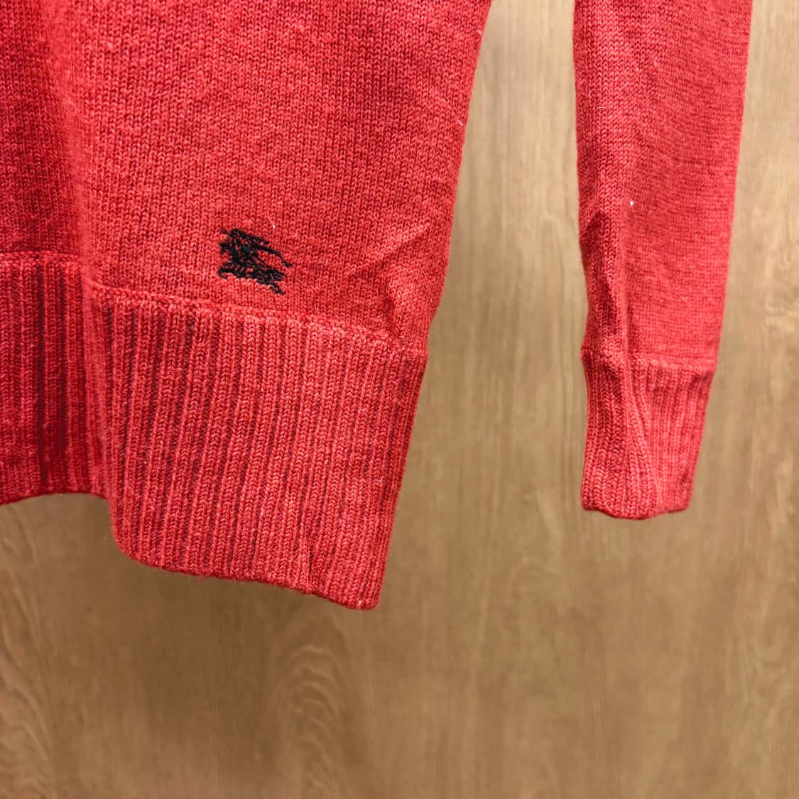 버버리 블루 라벨 오프숄더 긴팔 니트 로고 자수 디테일 레귤러핏 레드 상품이미지6