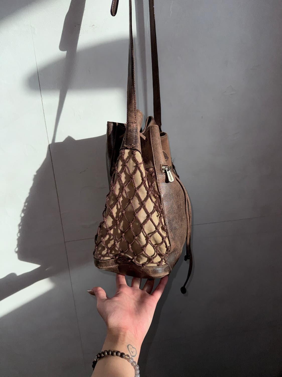 Renoma brown net drawstring cross bag 상품이미지5