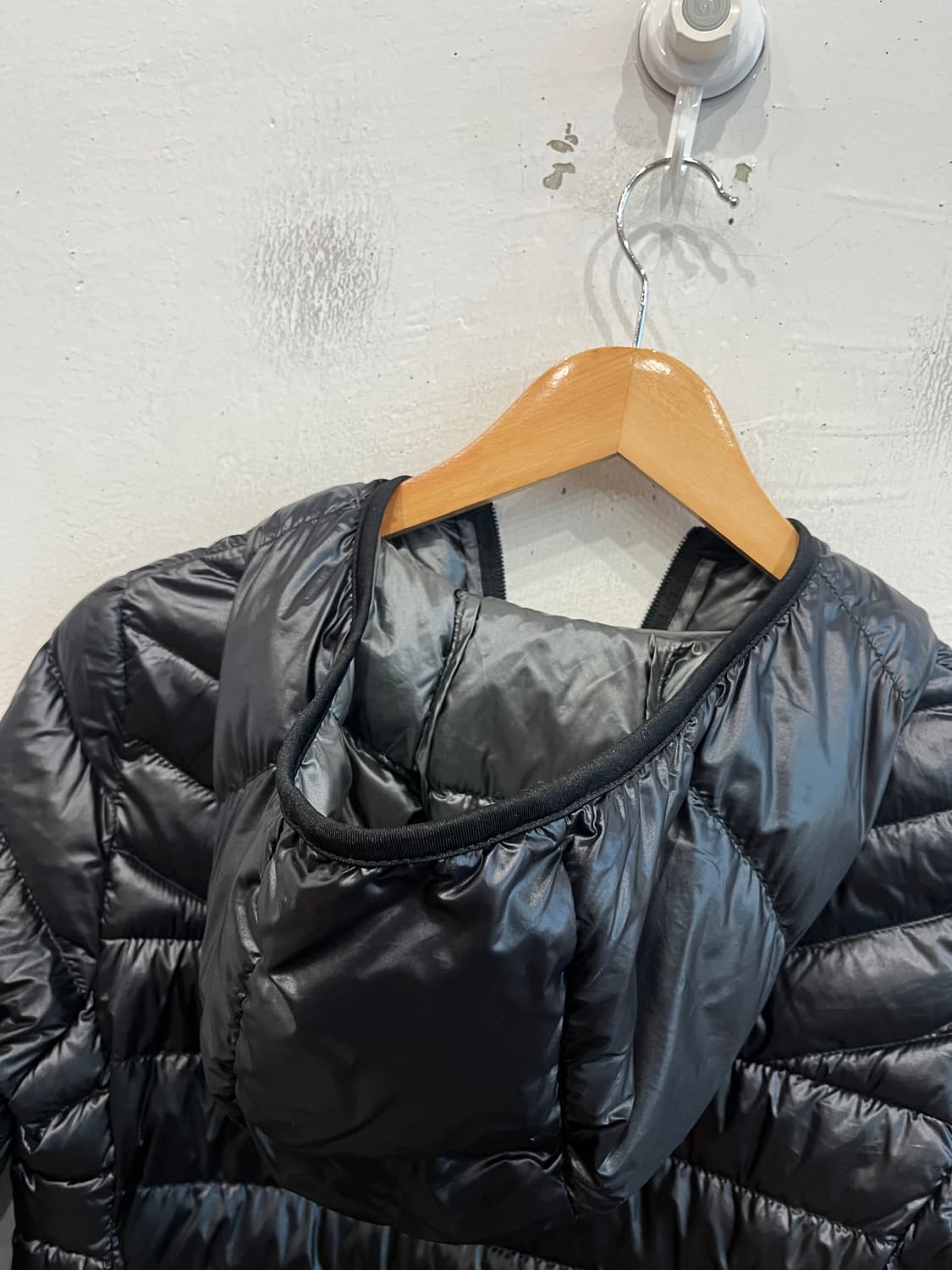 유니클로 덕다운 고프코어 경량패딩 블랙 우먼즈  상품이미지4