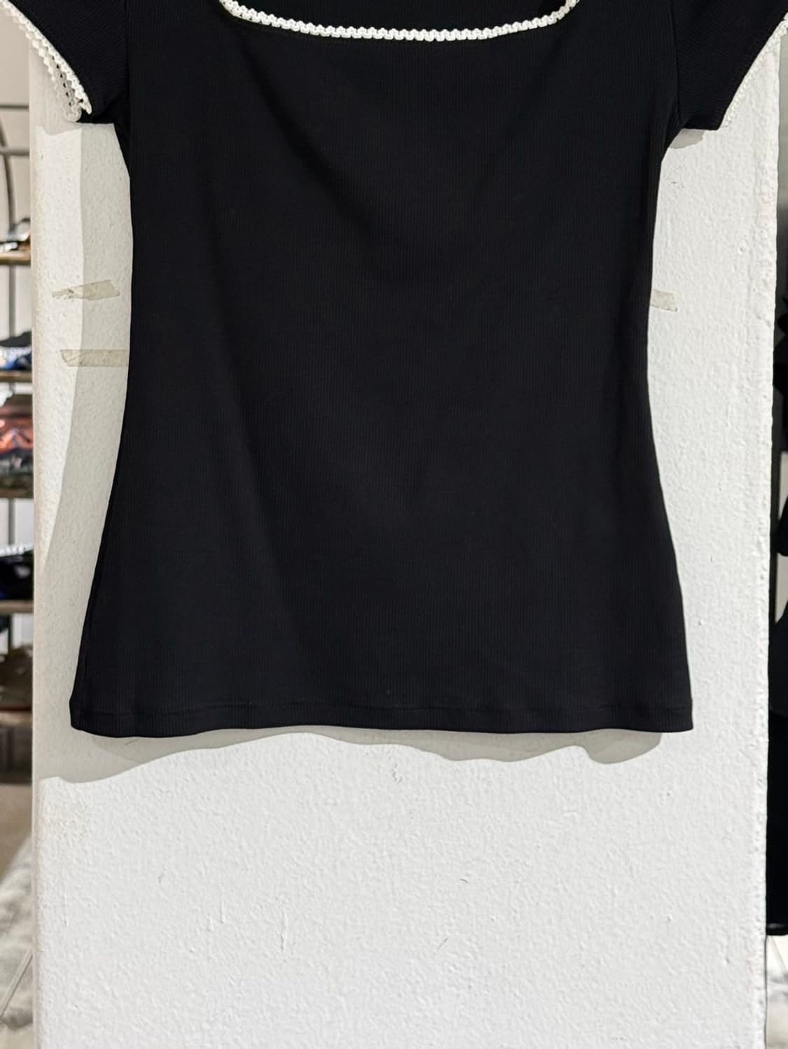 루즈 블랙 프릴 스퀘어넥 하프 탑 상품이미지5